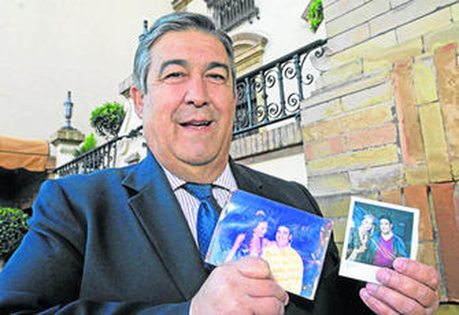 Ángel Durán, en la puerta del hotel Alfonso XIII con sendas fotos en las que aparece con Ava Gardner y Ana Obregón.