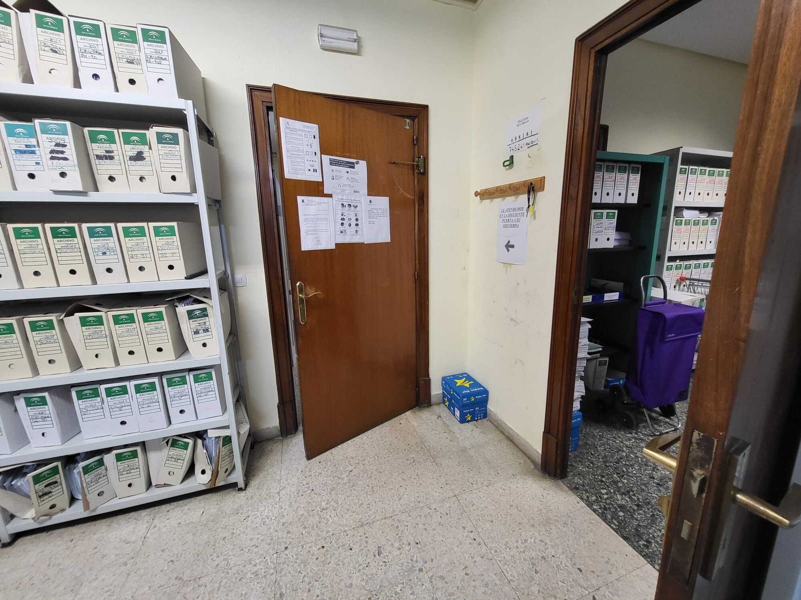 Junto a la puerta, la última caja de folios que hay en uno de los juzgados de Instrucción de Sevilla.