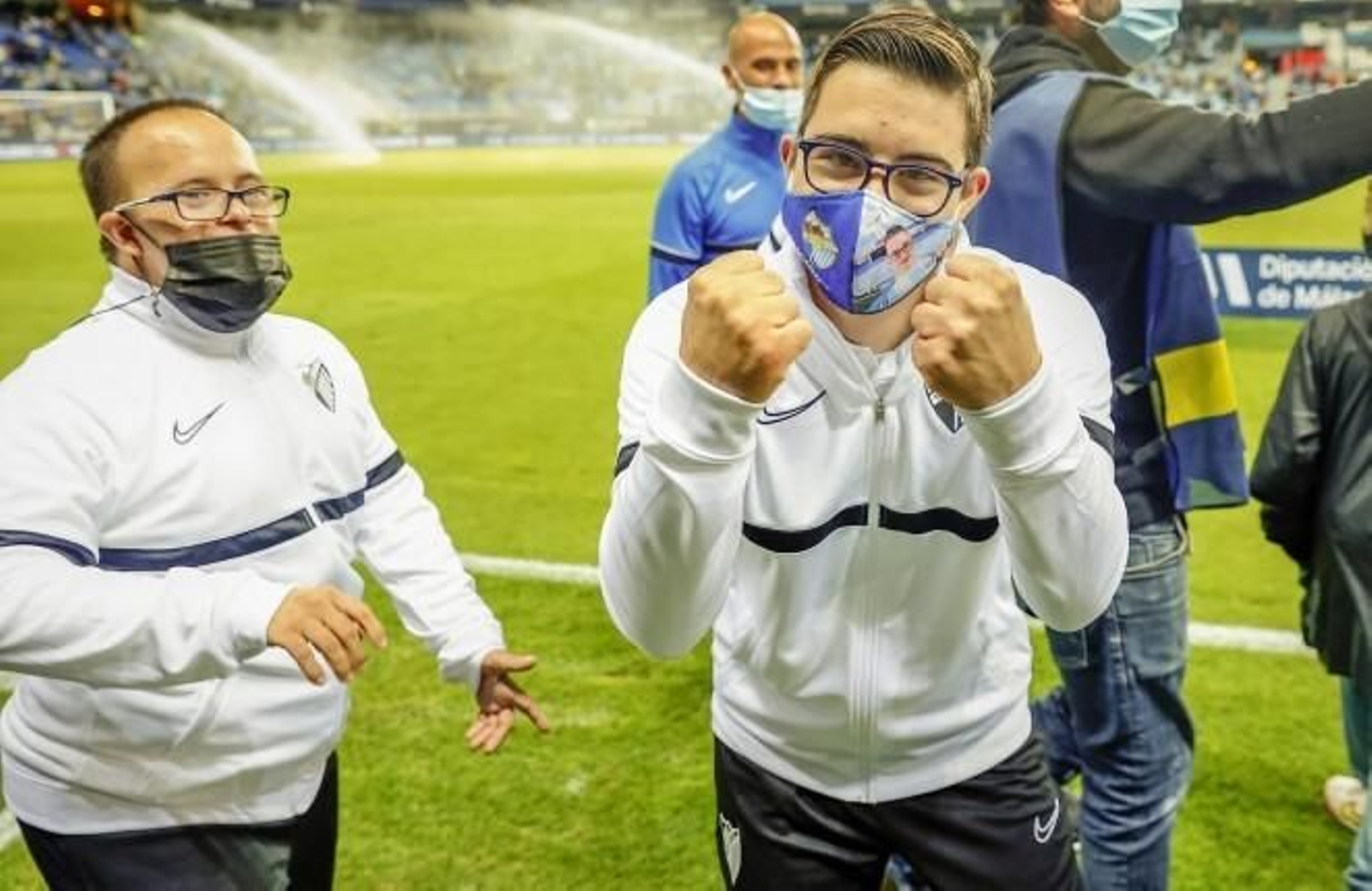 Dos jugadores del Málaga CF Genuine, sobre el césped de La Rosaleda.
