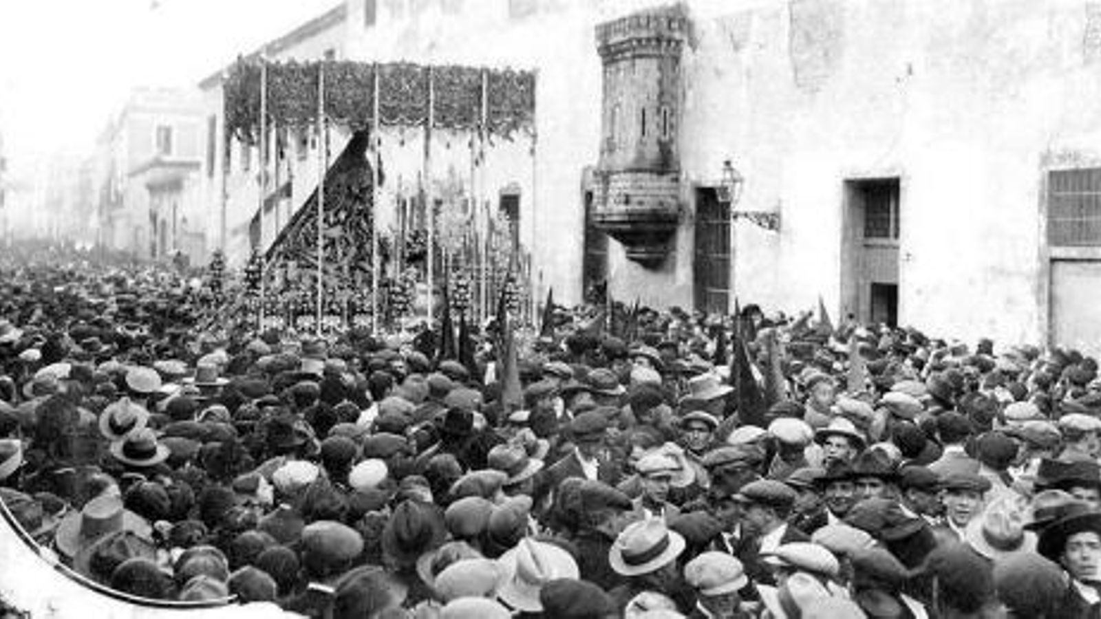 Añeja fotografía de la Esperanza en la calle Pastor y Landero