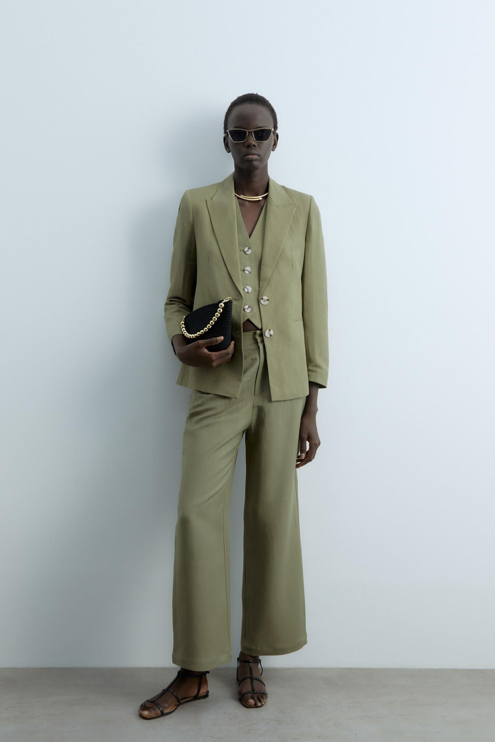 Chaqueta verde de lino de Sfera.