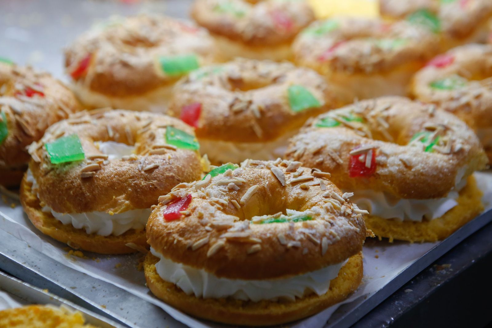 Fotos de la elaboración artesana del roscón de Reyes en la pastelería La Tarifeña
