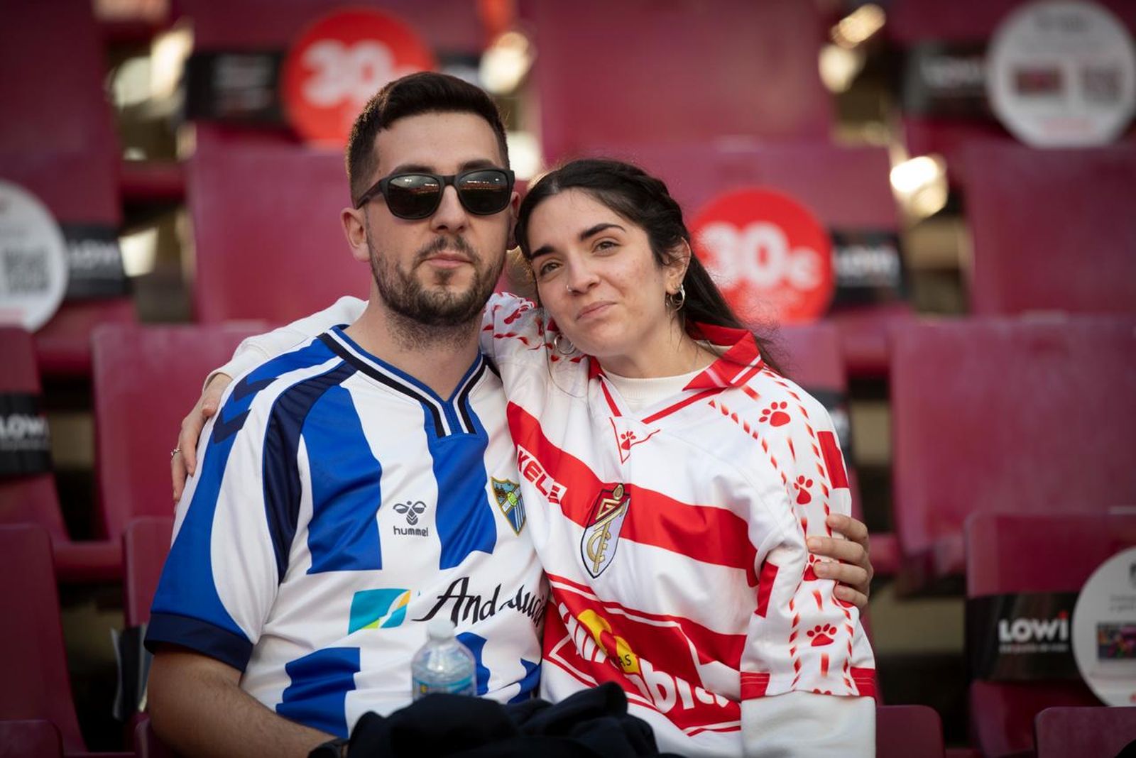 Encuéntrate en la grada del Estadio Nuevo Los Cármenes durante el Granada CF-Málaga CF