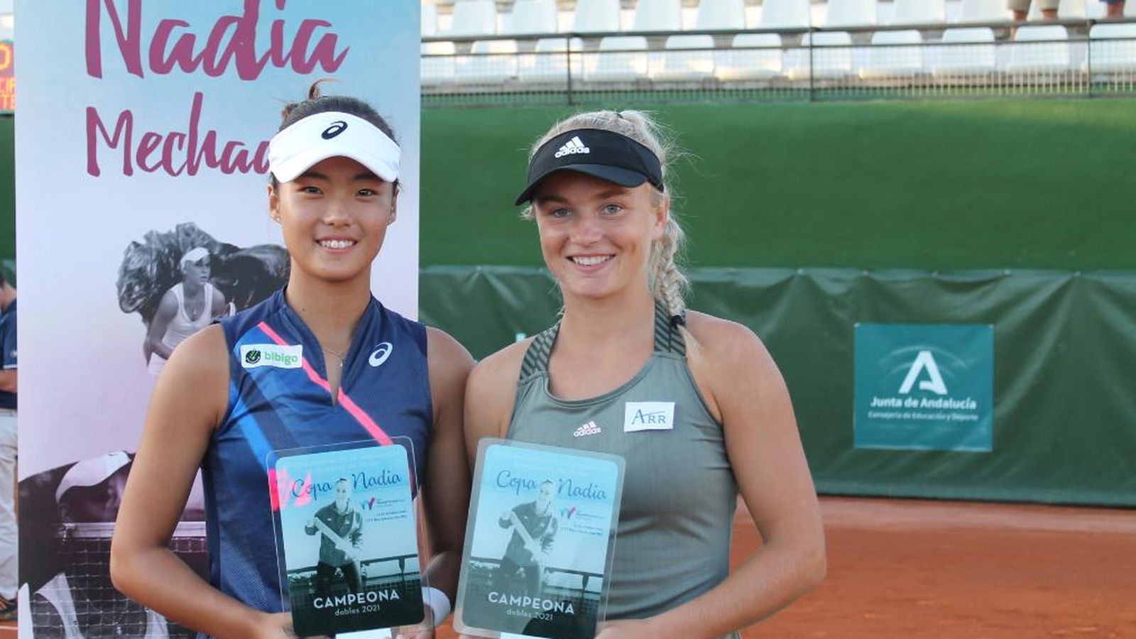 La pareja ganadora de la Copa Nadia posa con sus trofeos.