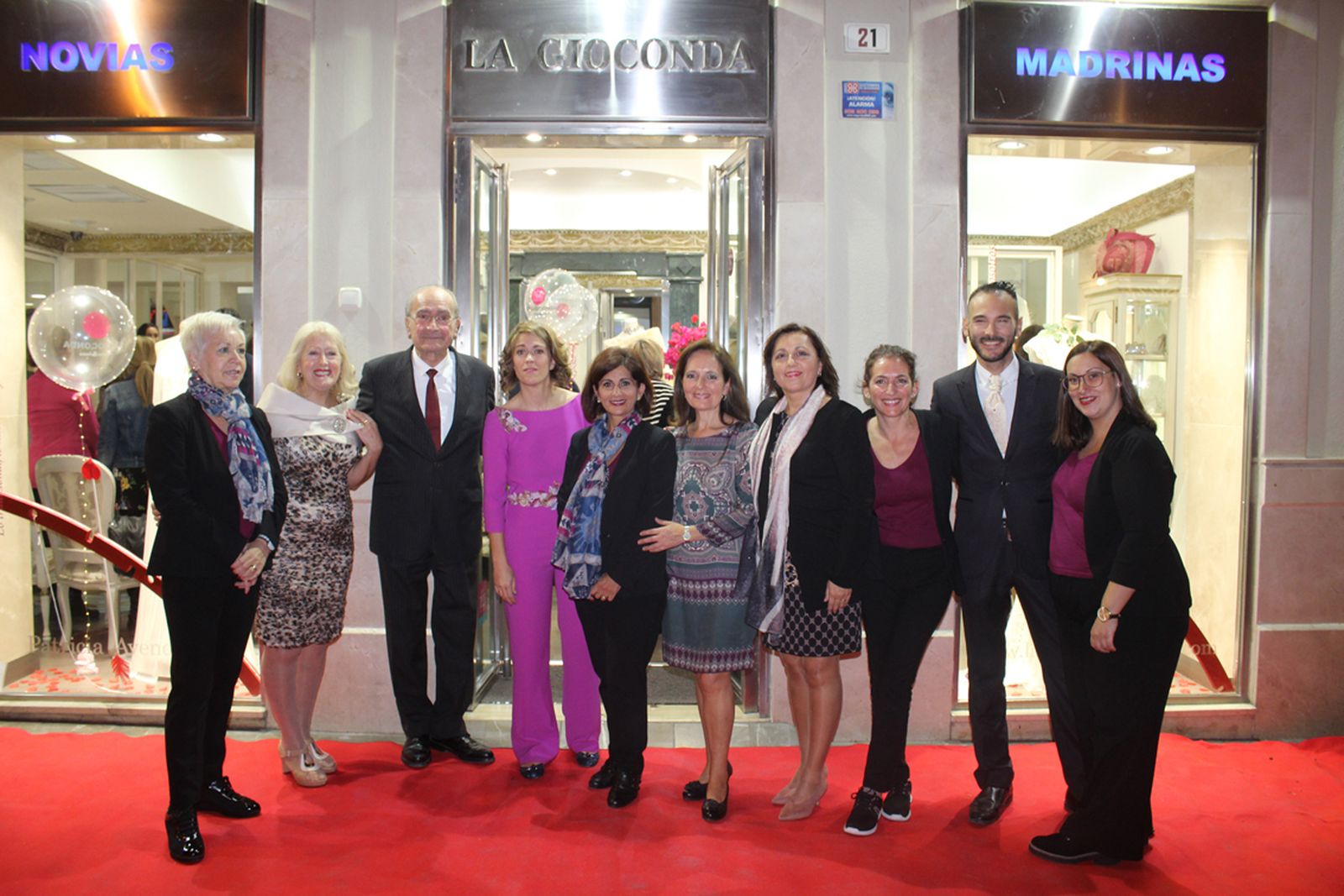 El alcalde, Francisco de la Torre,' con Silvia Melero y todo el equipo de La Gioconda Novias y Fiestas.