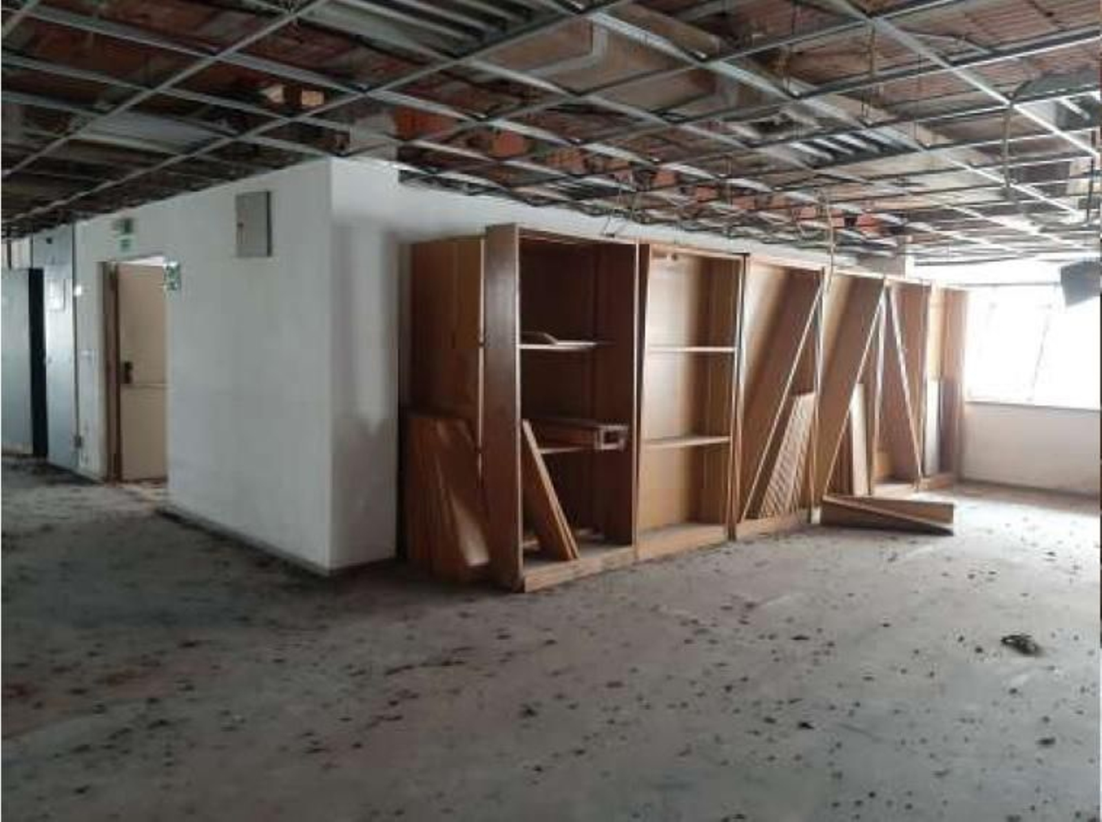 Suciedad acumulada en la antigua biblioteca de la calle Alfonso XII