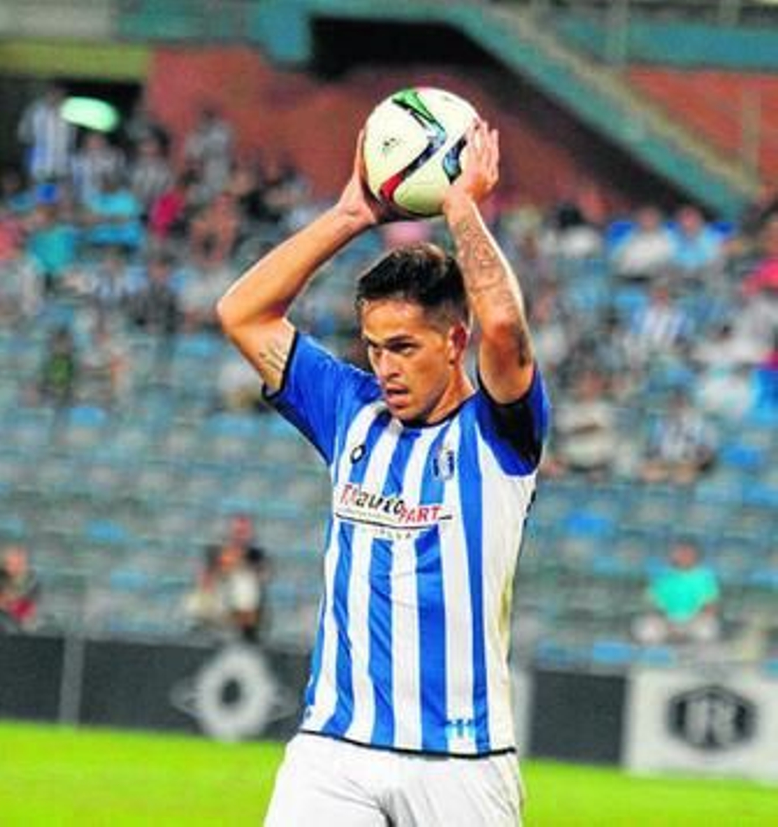 Mica Pinto se dispone a sacar de banda, en un encuentro de esta temporada.