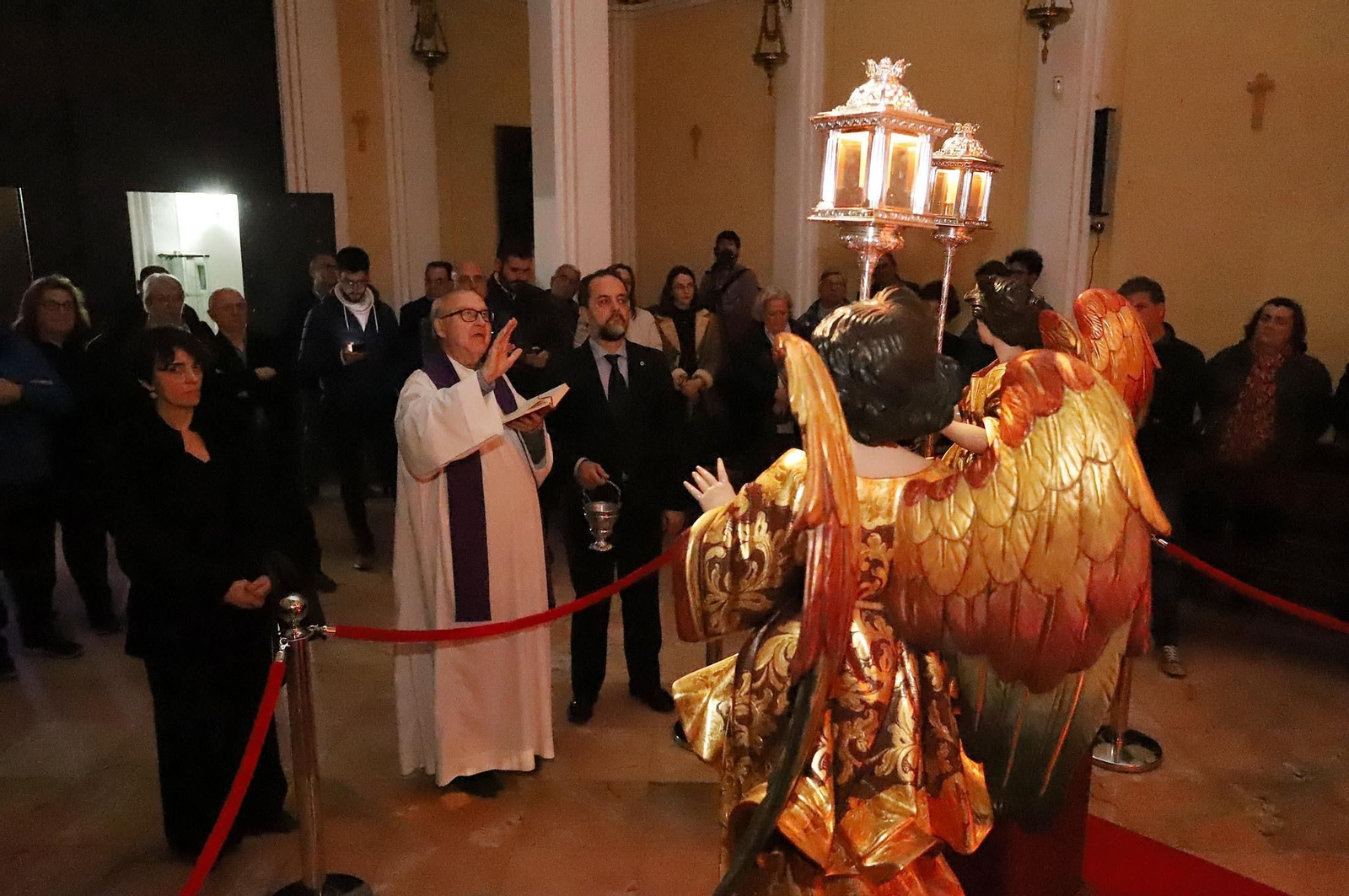 Imágenes de la presentación de dos ángeles ceriferarios en la Hermandad del Calvario