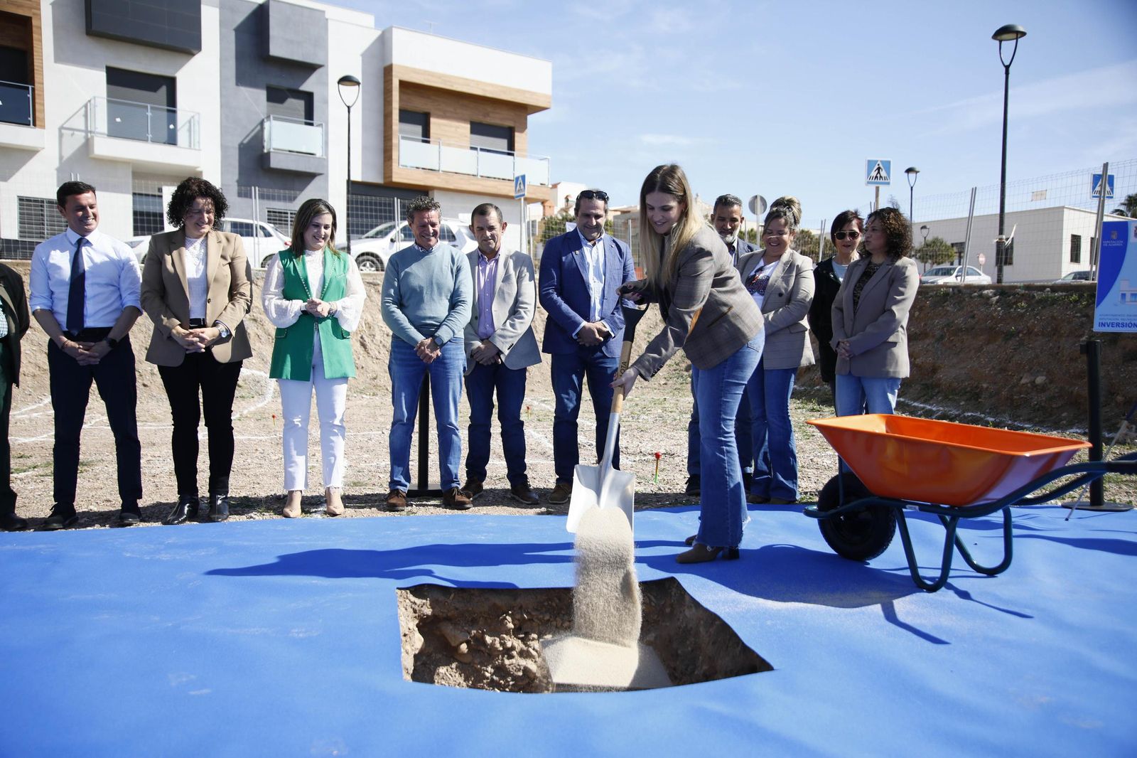 Las imágenes de la primera piedra del Centro de mayores en Balanegra