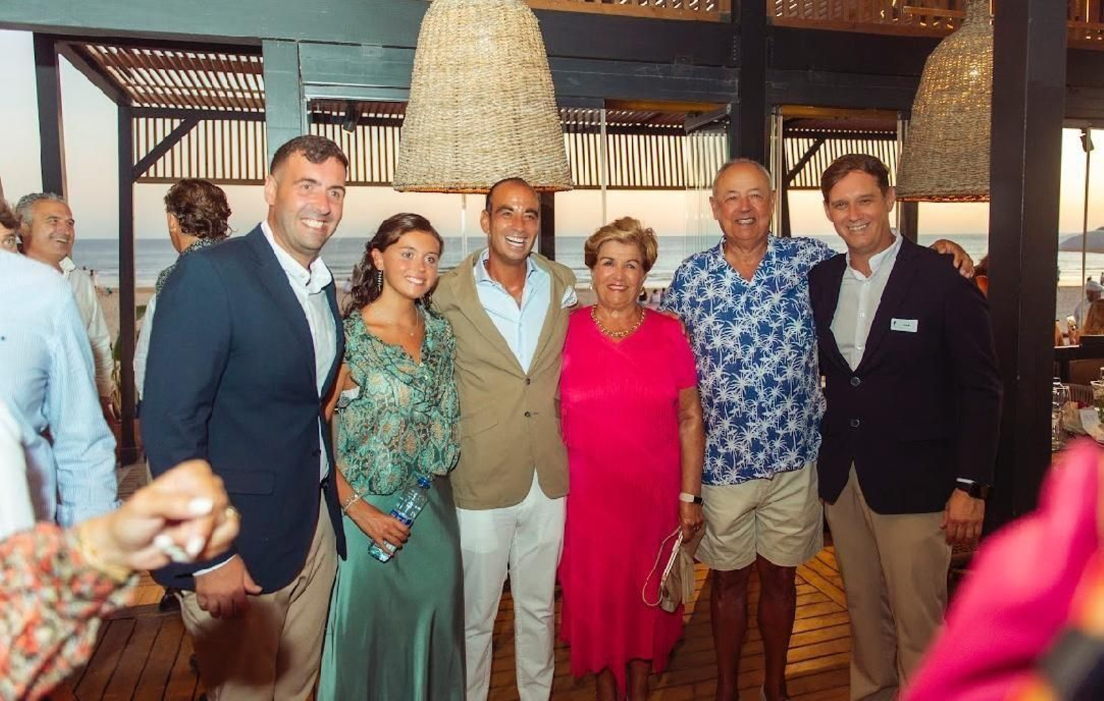 Antonio Salado, Julia Plaza, Pelayo Arango Lara, Serafina Gil Ortega, Manuel Rodríguez e Iván Gutiérrez Sanz, durante la cena solidaria en el chiringuito ‘Serena ‘, del Hotel Barrosa Palace.
