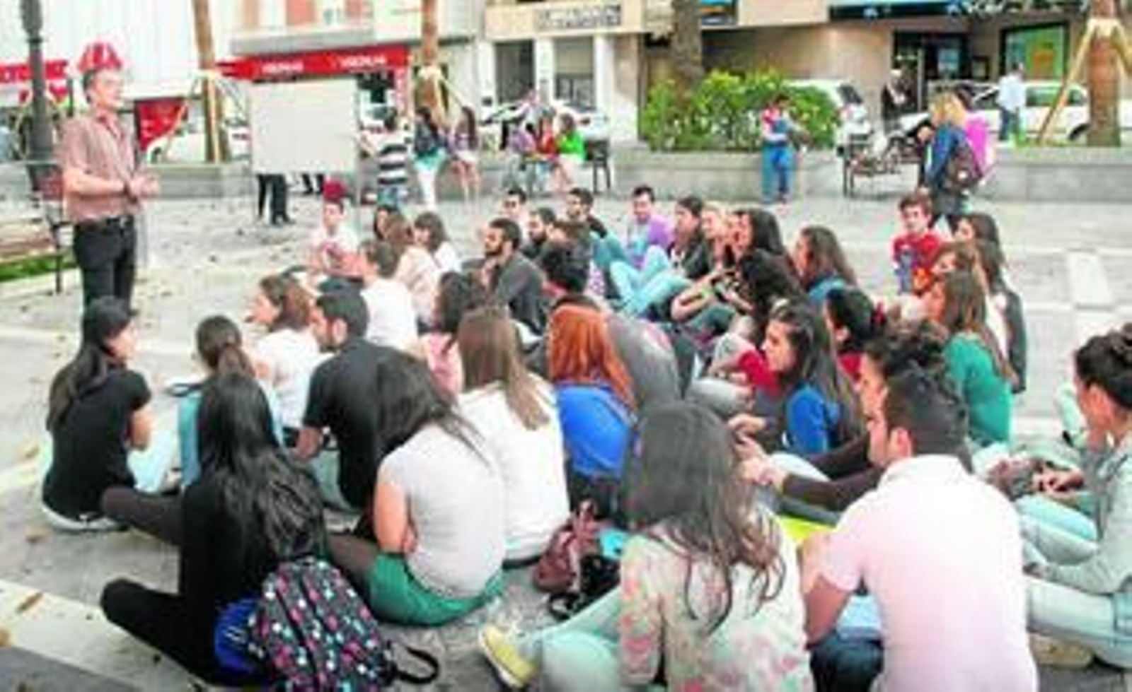 Un grupo de alumnos asiste a una de las clases que el 10 de mayo se impartió en Las Monjas.