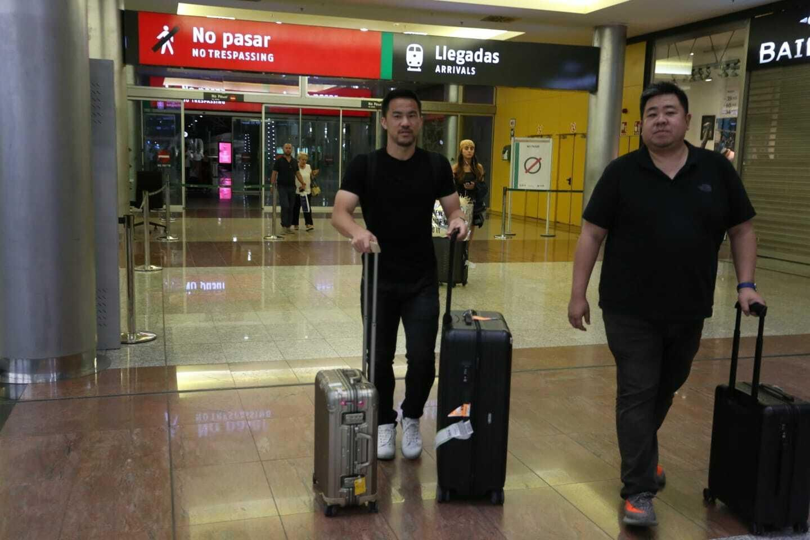 Las fotos de la llegada de Okazaki