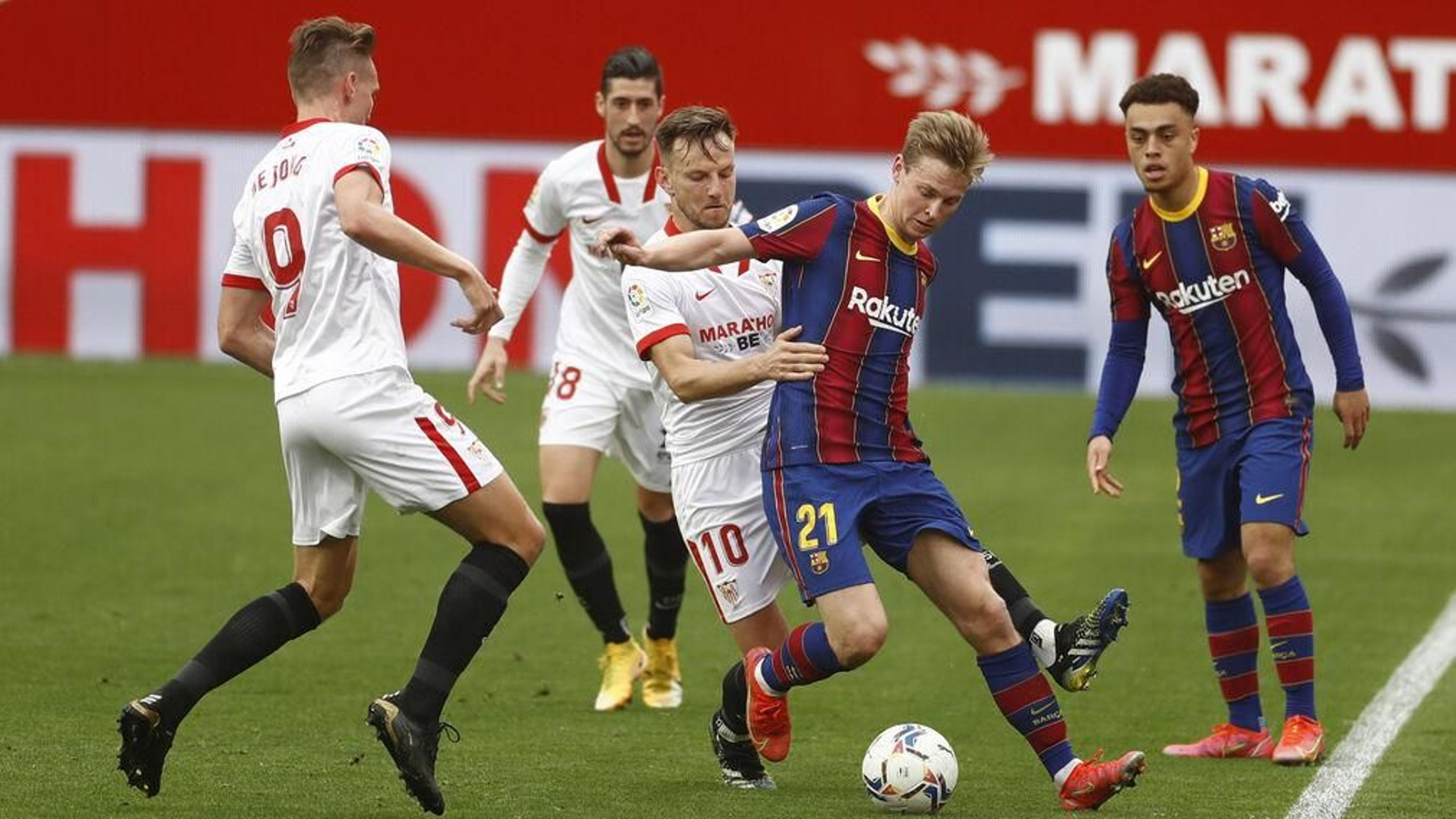 Rakitic intenta obstaculizar a Frenkie de Jong ante Luuk de Jong, Escudero y Dest.
