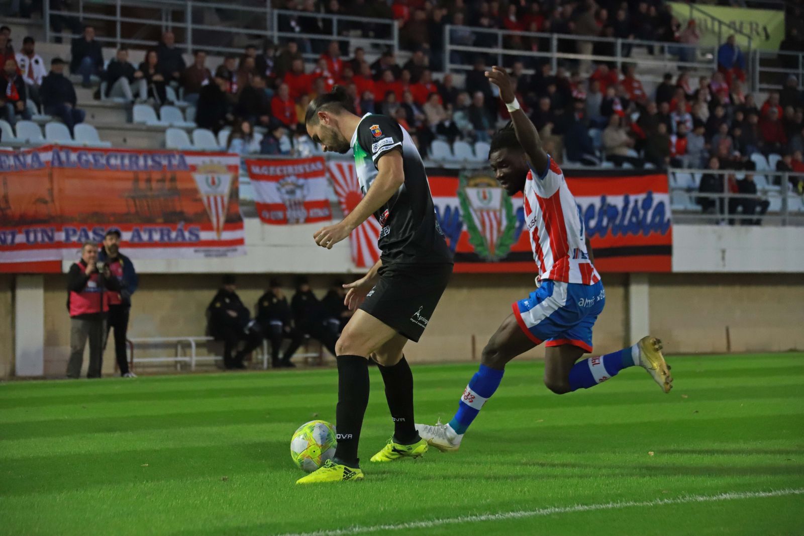 Mario Gómez, ante Karim, en el último Algeciras-Don Benito.