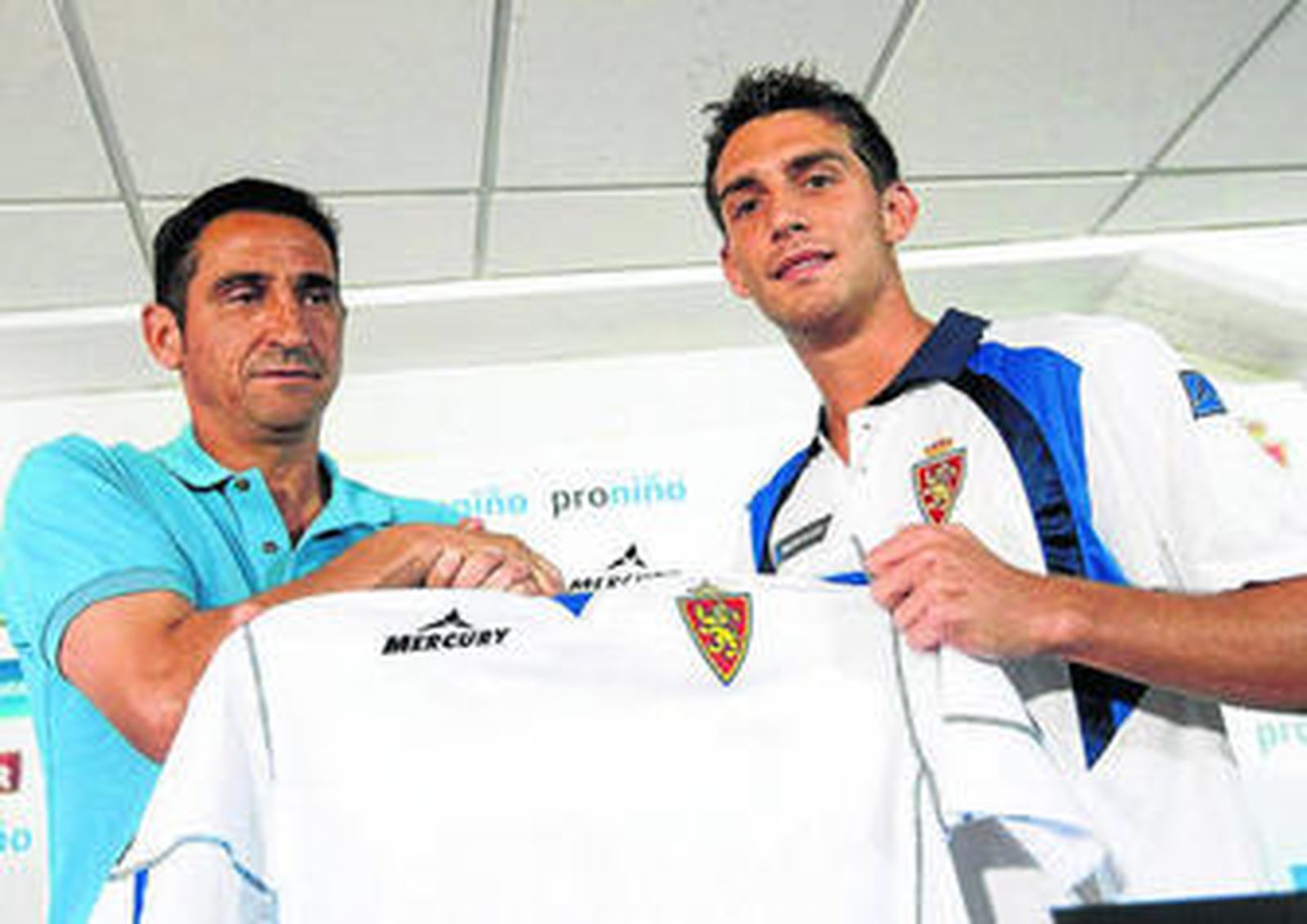 Lucas Porcar, el día de su presentación como nuevo jugador del Zaragoza junto a Manolo Jiménez.