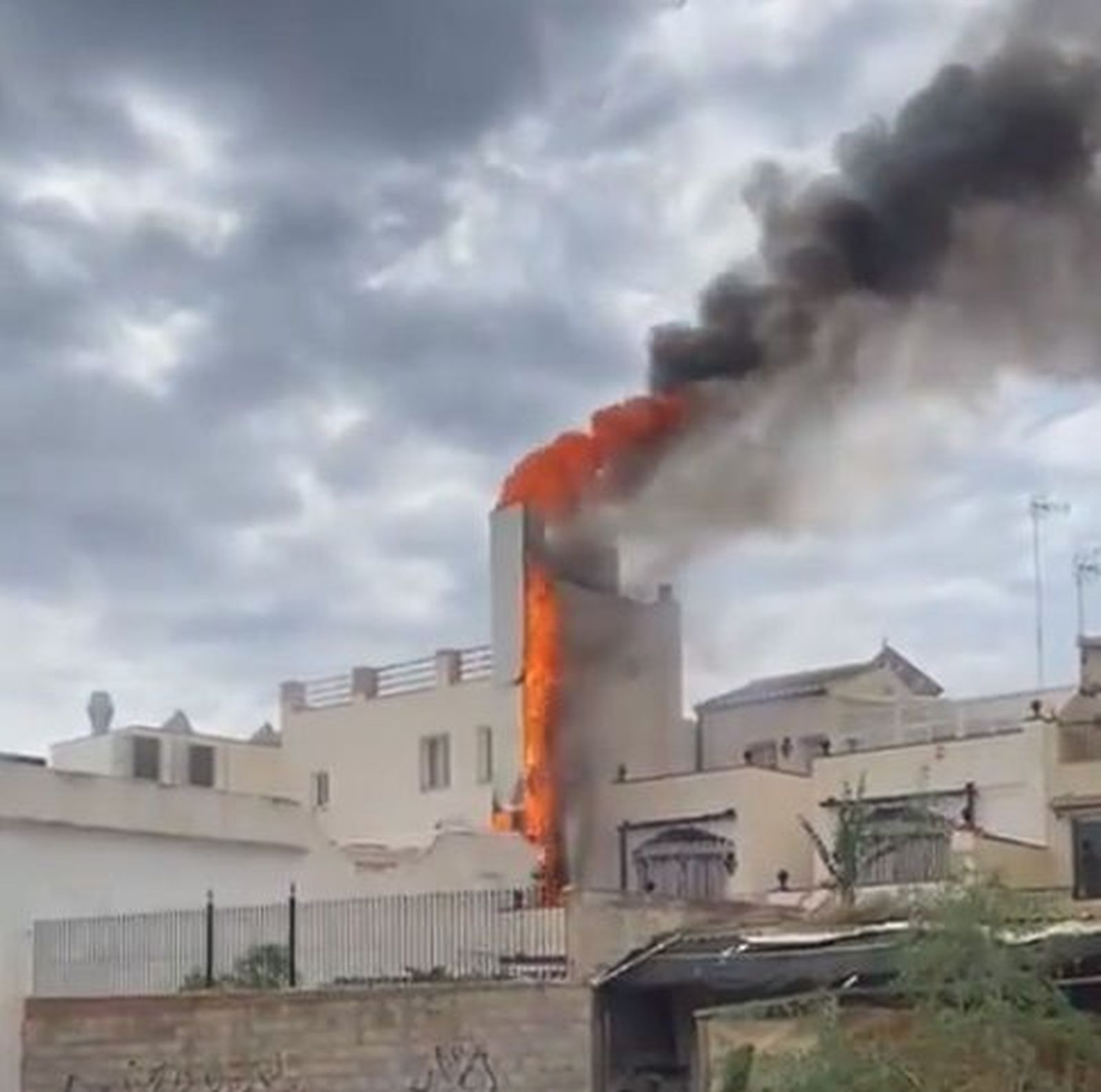 Las llamas que afectan a las instalaciones de un restaurante en Nerja.