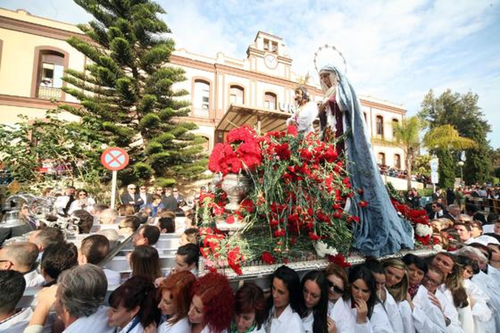 Profesionales del Hospital Civil portan el trono de El Cautivo y la Virgen de la Trinidad

Foto: Punto Press