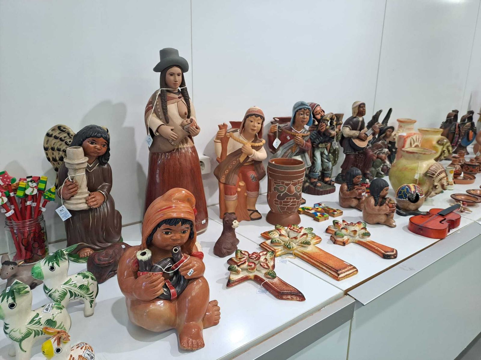 Cerámica, artículos de decoración de Navidad, cristalerías y vajillas, abanicos diseñados por Caprile o manualidades, son algunos de los artículos que se pueden encontrar en el Mercadillo Solidario que este año ha abierto sus puertas en la capital