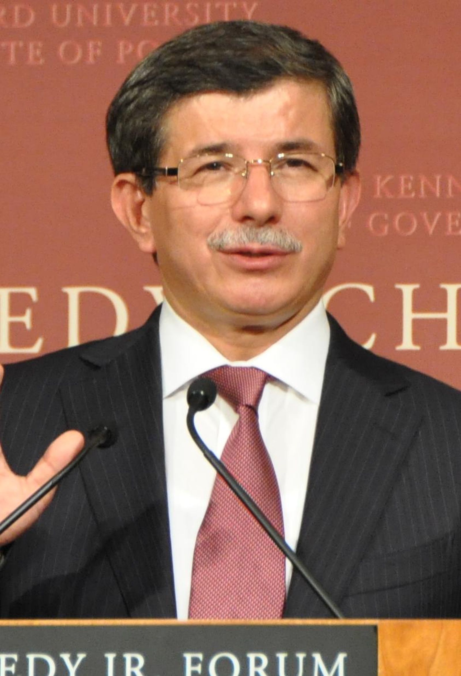En la imagen, Ahmet Davutoğlu.