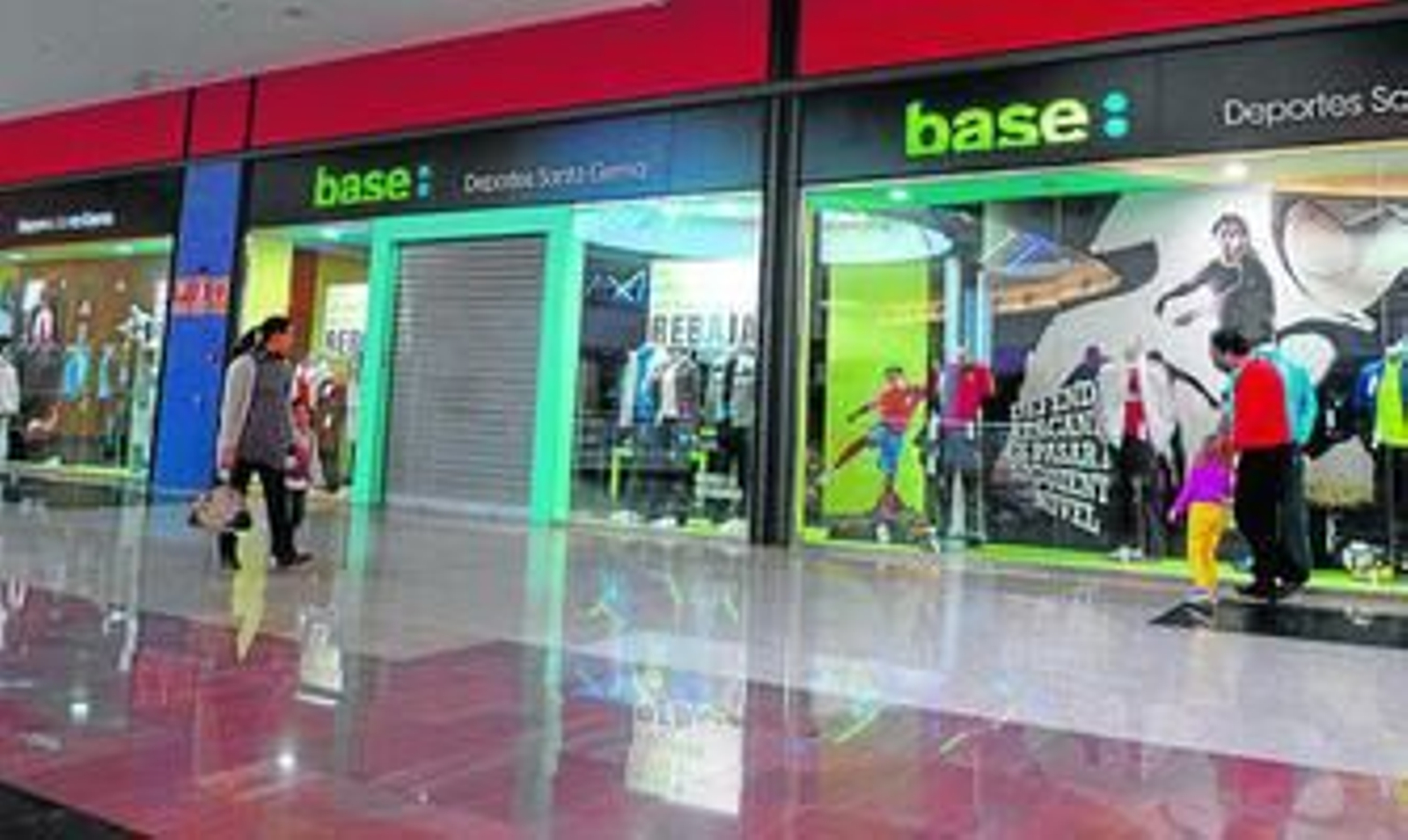 Los clientes que ayer se acercaron a Vialia se encontraron con la mayoría de las tiendas cerradas.