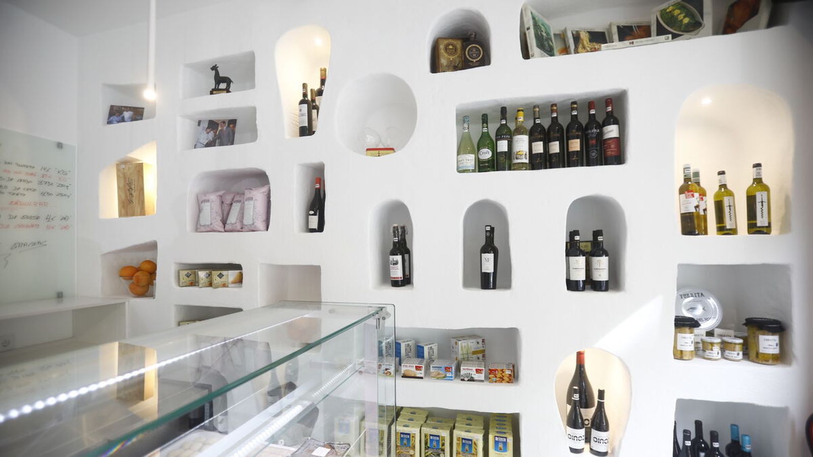 Sus paredes albergan vinos, AOVES, patatas fritas o pastas