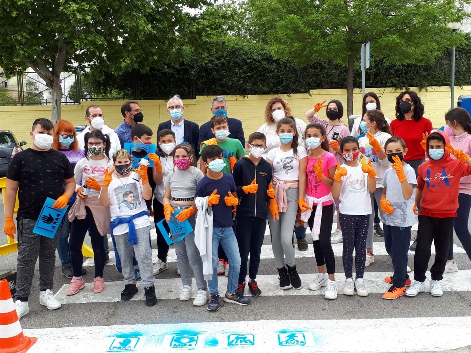 Rubén Pérez y Juan Antonio Cabello, con los alumnos del CEIP Federico García Lorca.