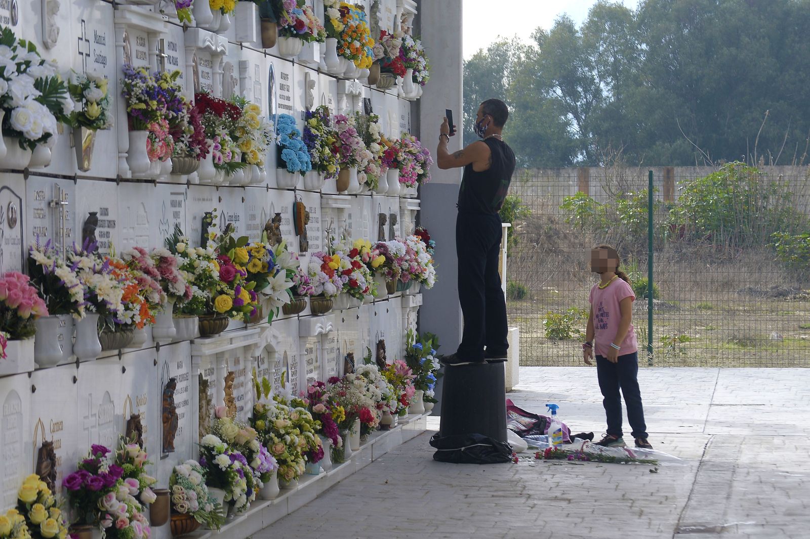 Fotos del cementario de La Línea en el día de los  difuntos