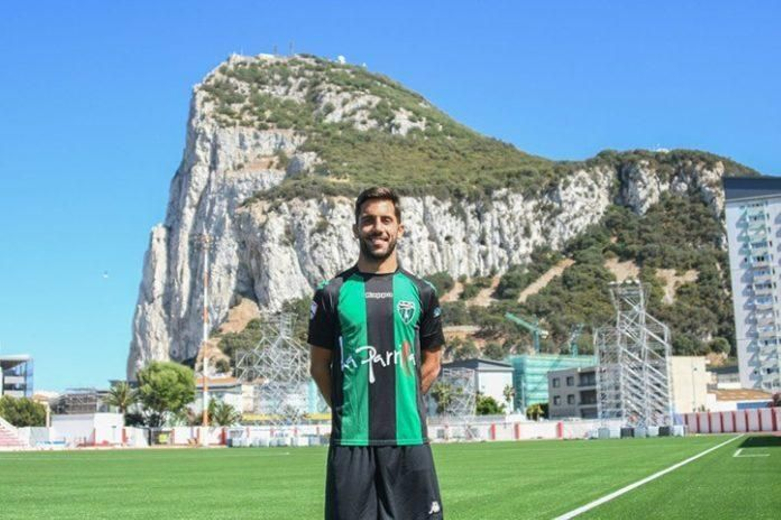 Fernando Velasco, presentado por el Europa, con el Peñón detrás.