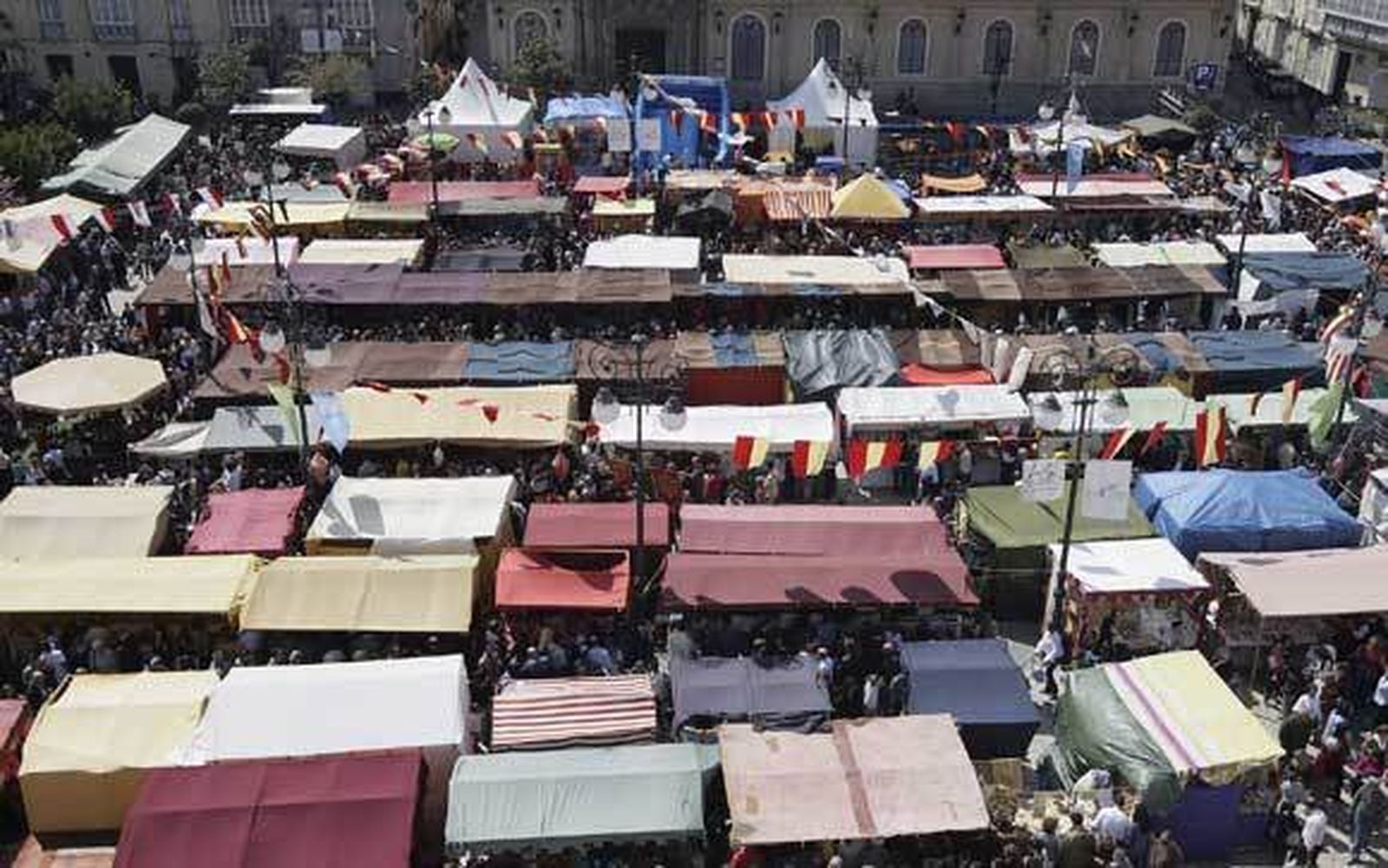 Una imagen del mercadillo medieval en la plaza de San Antonio. /Julio González