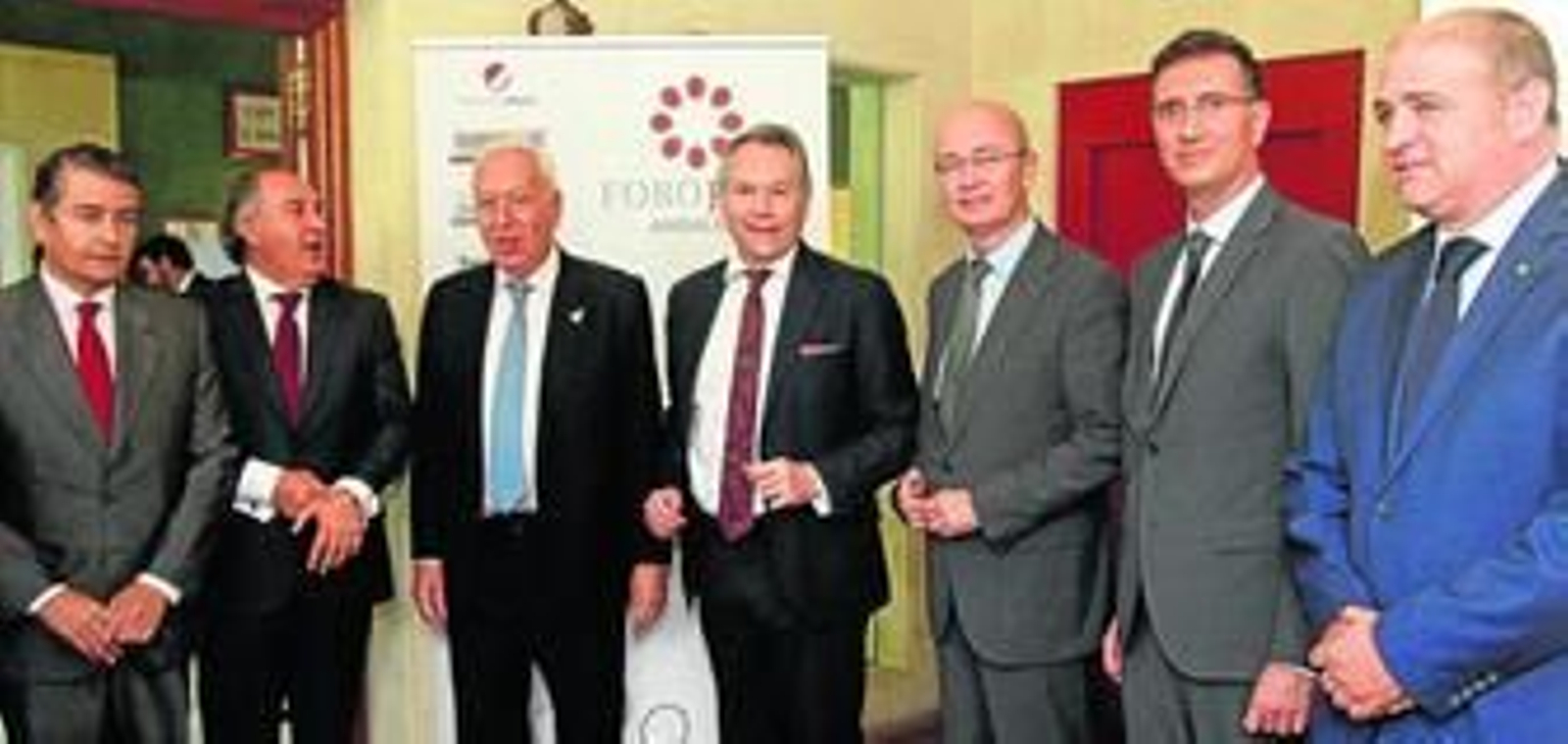De izquierda a derecha, Antonio Sanz, delegado del Gobierno en Andalucía; José Ignacio Landaluce, alcalde de Algeciras; José Manuel García-Margallo, ministro de Asuntos Exteriores; José Joly, presidente de Grupo Joly; Luis Miguel Pons, director de Acción Social y Emprendimiento de la Fundación Cajasol; Javier Chaparro, director de 'Europa Sur'; y Jorge Romero, alcalde de Los Barrios.