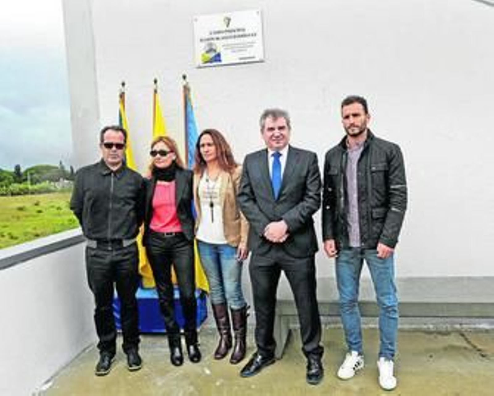 Álvaro Cervera, Marina, Vanesa Blanco, Vizcaíno y Servando posan ante la placa que da nombre al campo 1.