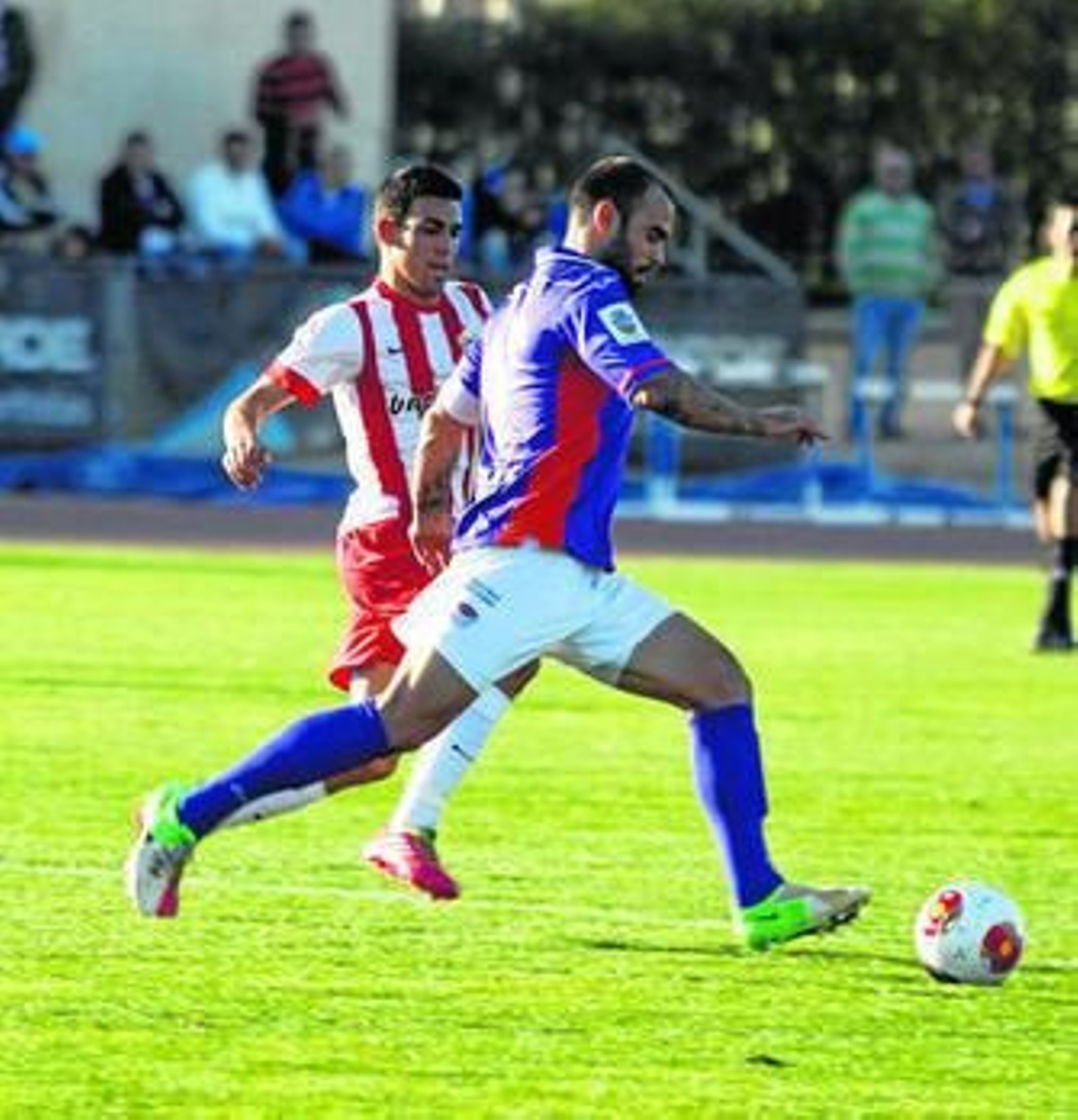 Dani Romera persigue a un jugador del Guadalajara durante un partido de la pasada campaña.