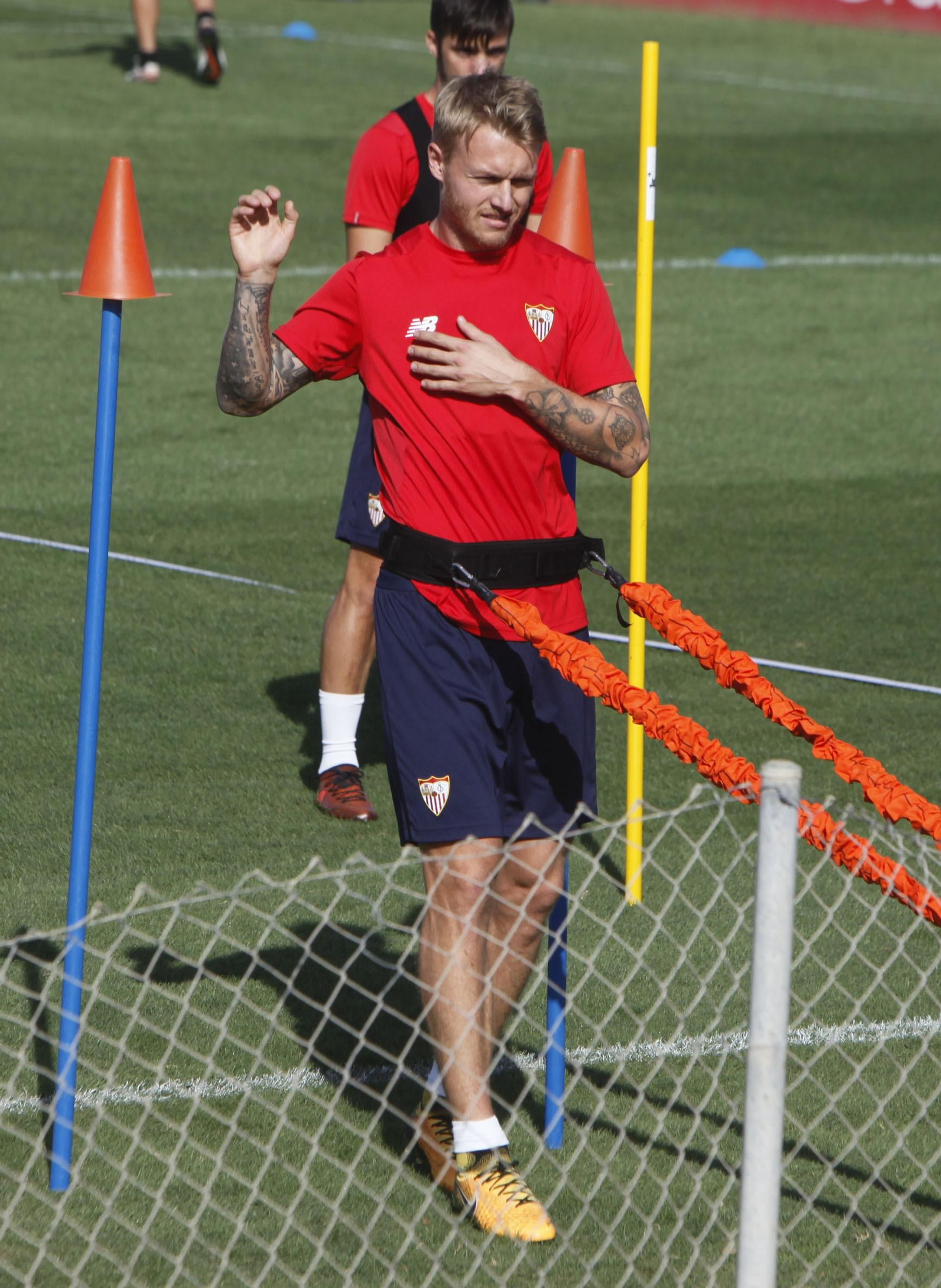 Kjaer hace ejercicio con unas correas elásticas en la sesión de ayer.