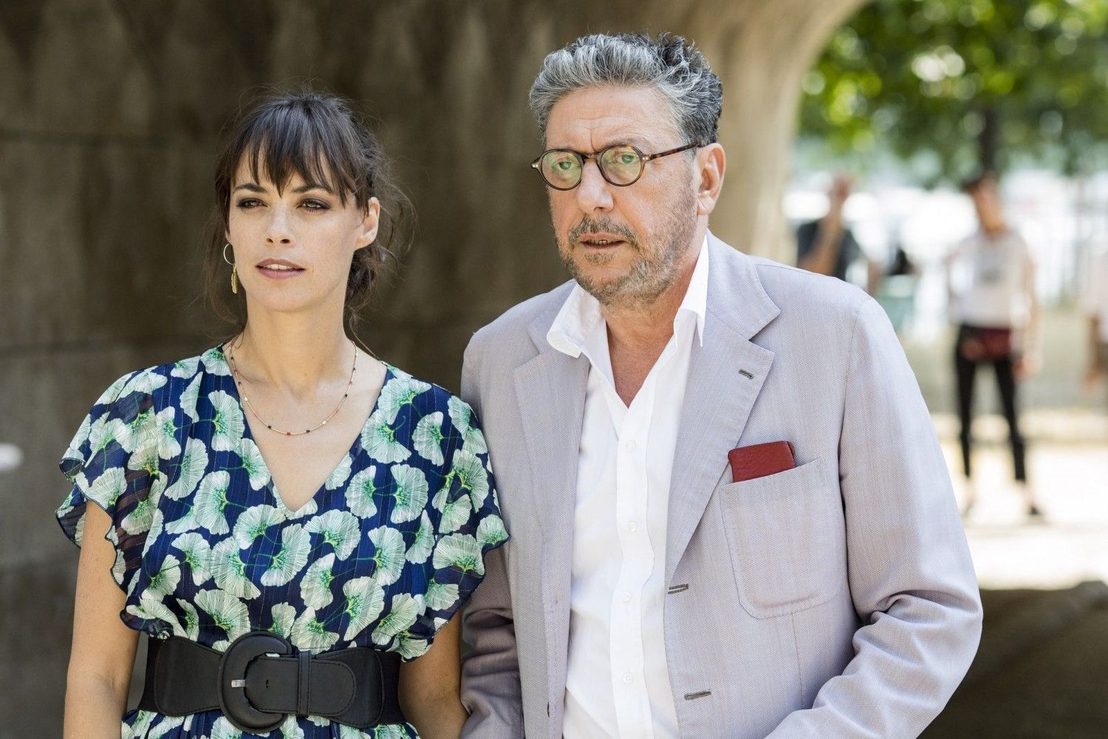 Bérénice Bejo y Sergio Castellitto en una imagen de 'Una librería en París'.
