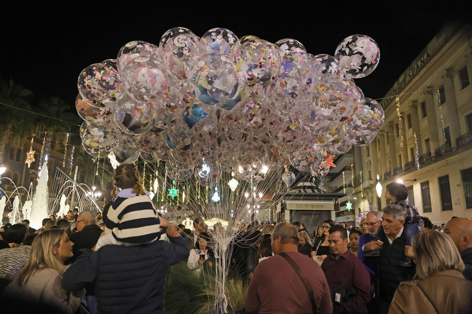 Imágenes de la nevada y alumbrado navideño en Huelva
