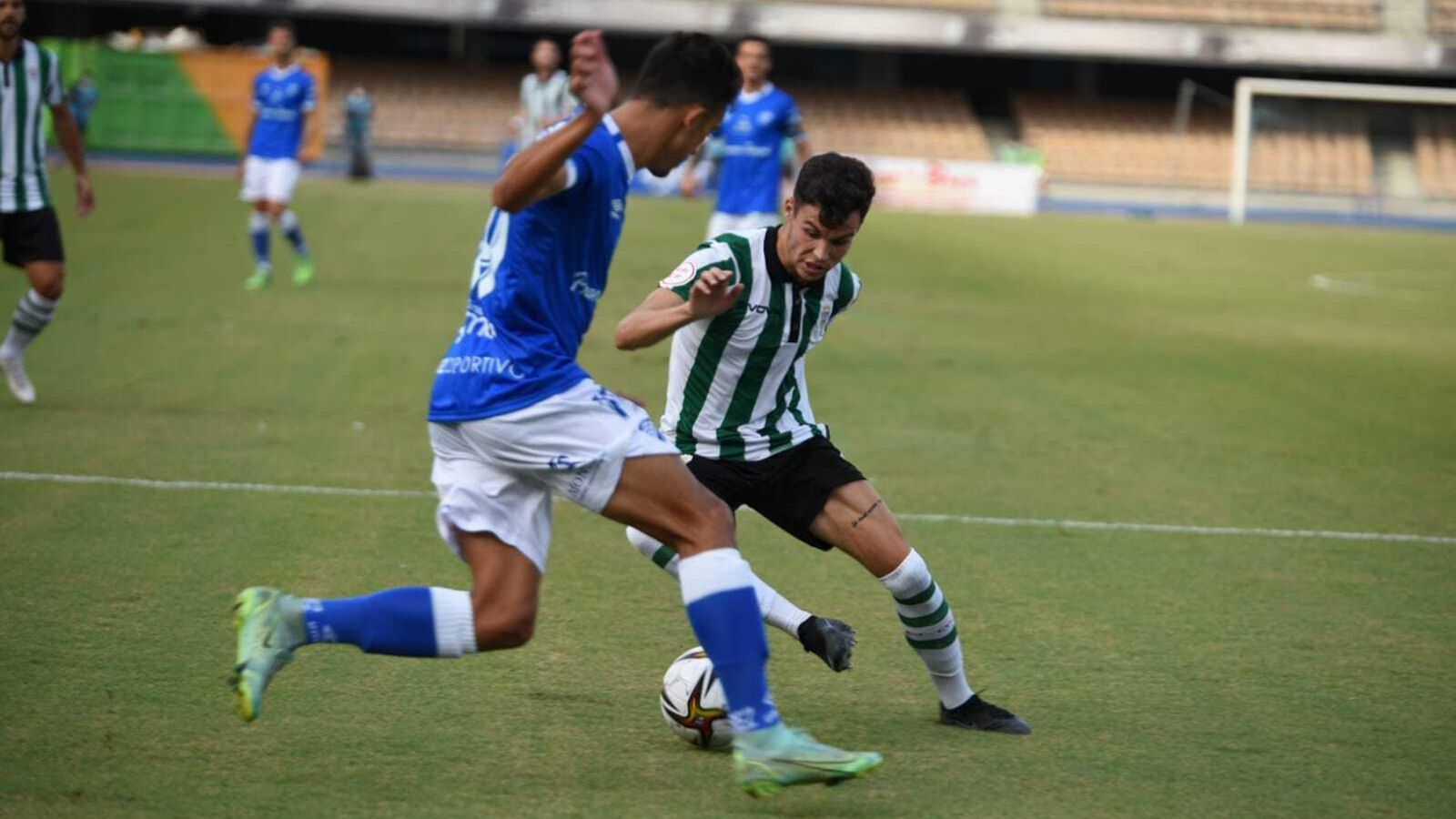 Luismi Redondo intenta marcharse de la presión de Ocaña.