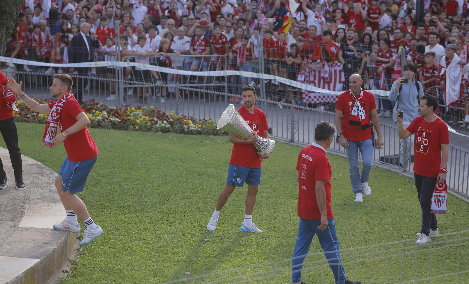 Las imágenes del Sevilla fc por las calles de Sevilla como campeón de la Europa League