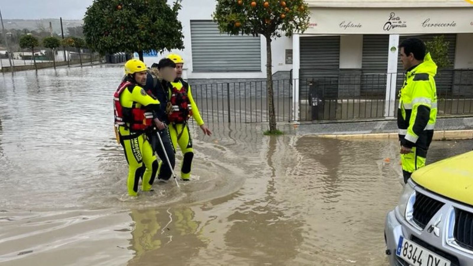 Efectivos del Consorcio de Bomberos de Cádiz del parque de Arcos, rescatando a vecinos de Arcos.