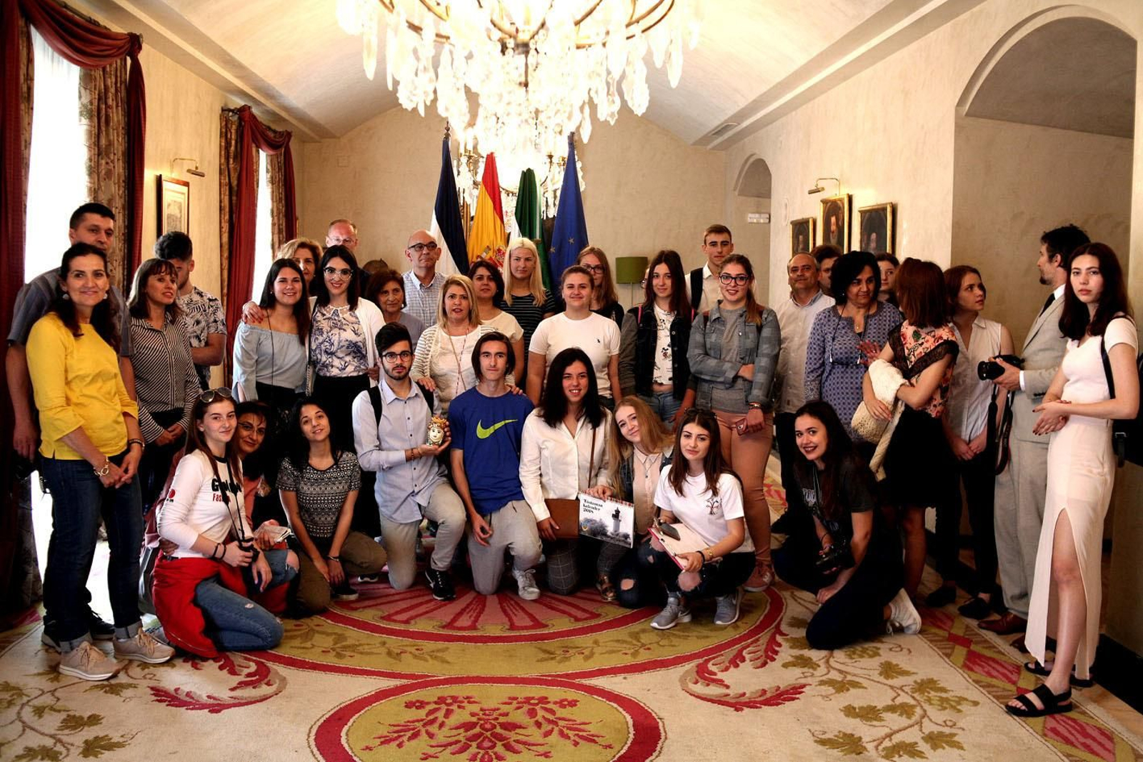 La alcaldesa y Laura Álvarez con alumnos y profesores en la visita.