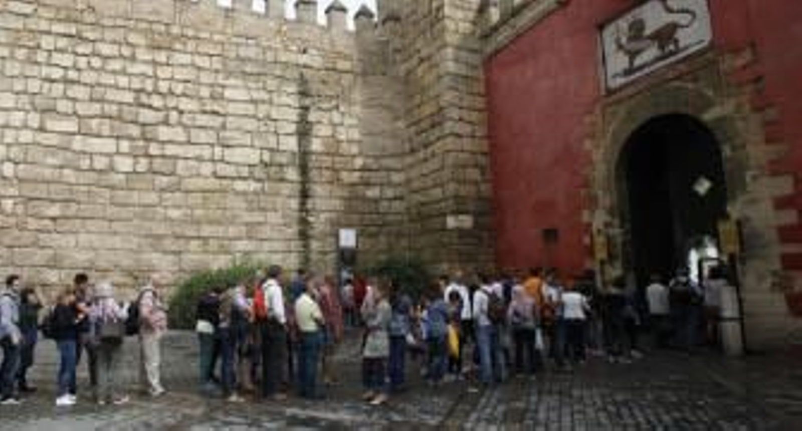 Turistas haciendo cola para acceder al Real Alcázar. / José Ángel García