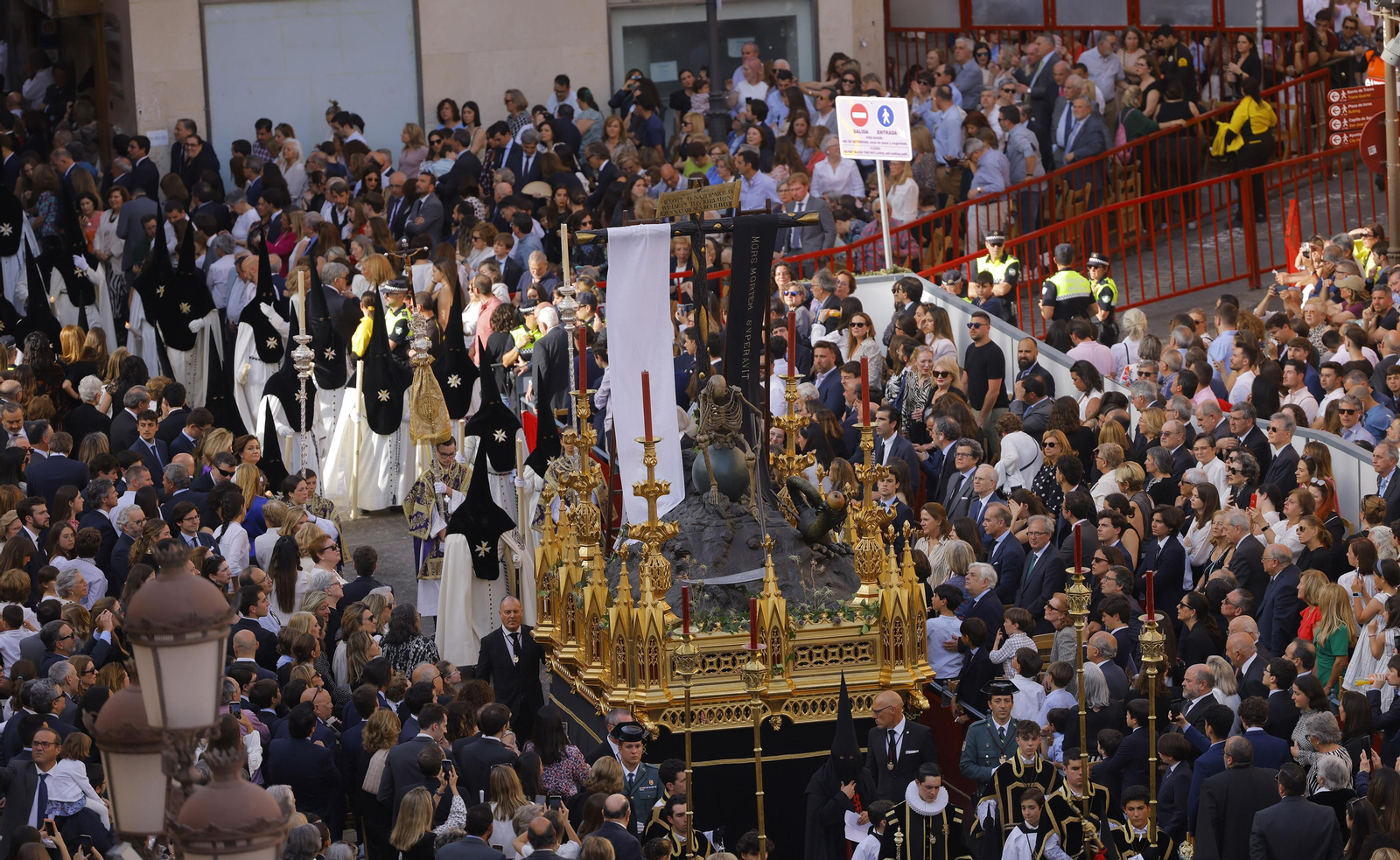 Las imágenes del Santo Entierro Grande, a su paso por la Plaza de San Francisco, en la Semana Santa de Sevilla 2023