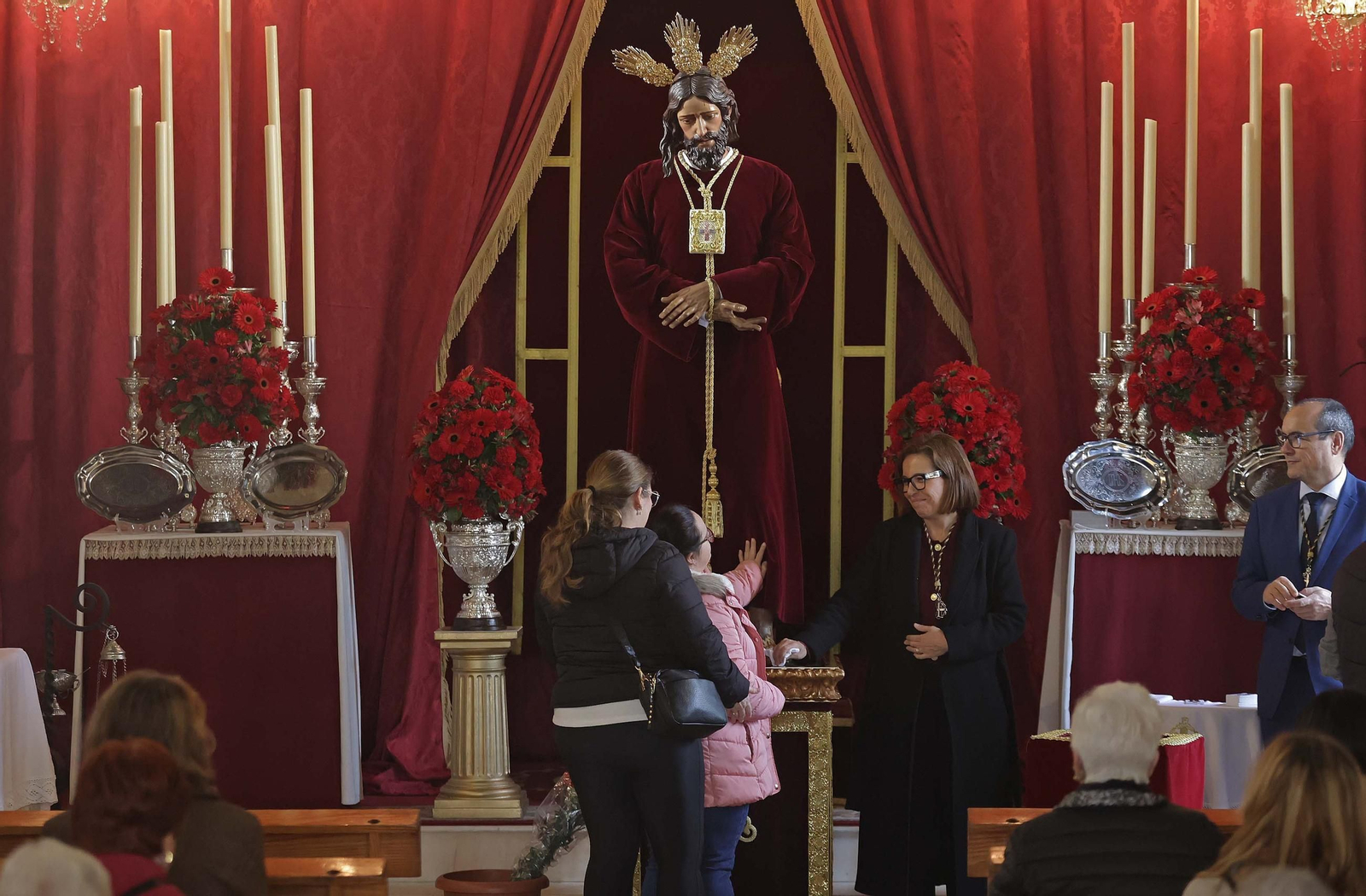 El tradicional besapiés del Cristo de Medinaceli de Algeciras, en imágenes