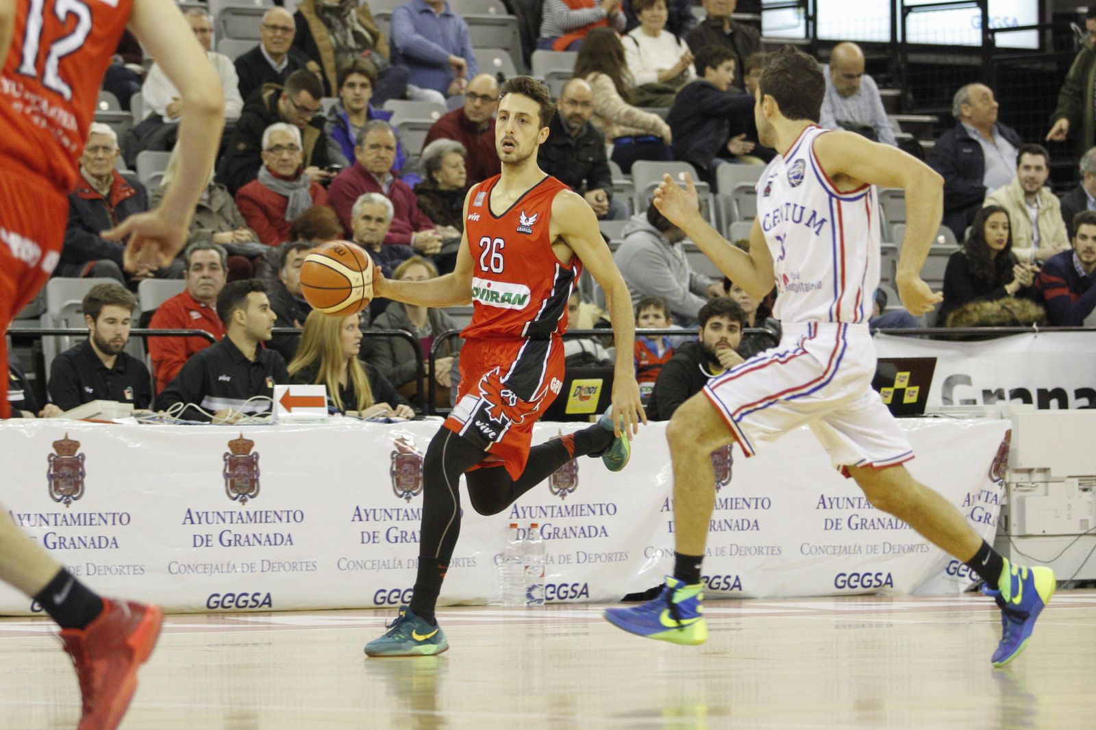 Carlos de Cobos dirige el juego ante la presión de Carles Marzo.