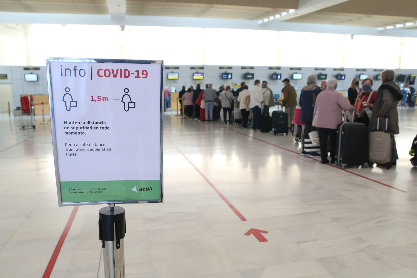Cola de pasajeros en la terminal de salidas del aeropuerto de Almería