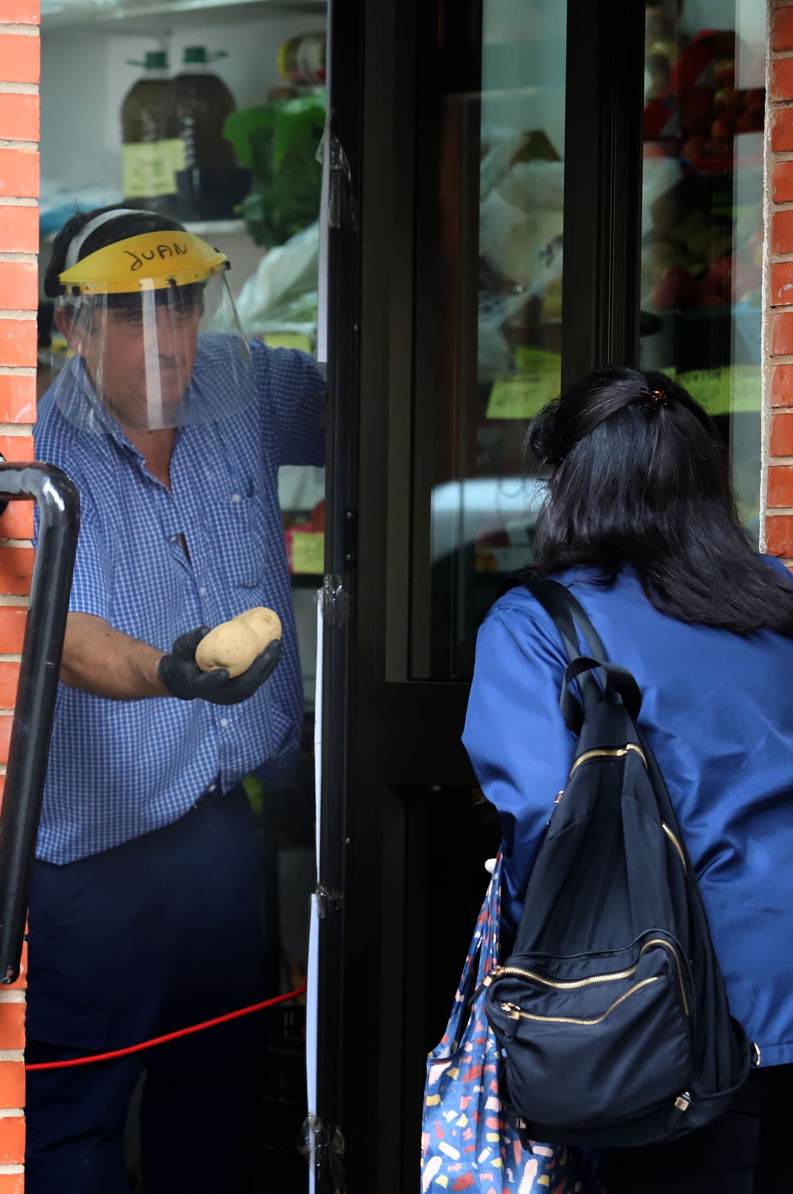 Imágenes de la actividad en las pequeñas tiendas de alimentación, fruterías y pescaderías