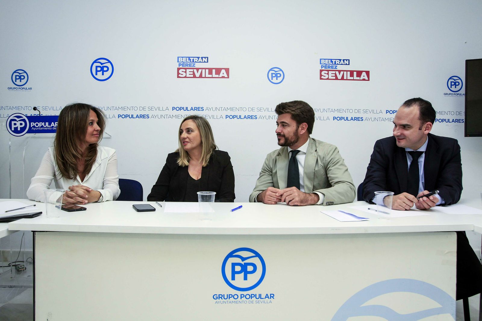 La consejera Marifrán Carazo con Beltrán Pérez y otros ediles del PP, este lunes.