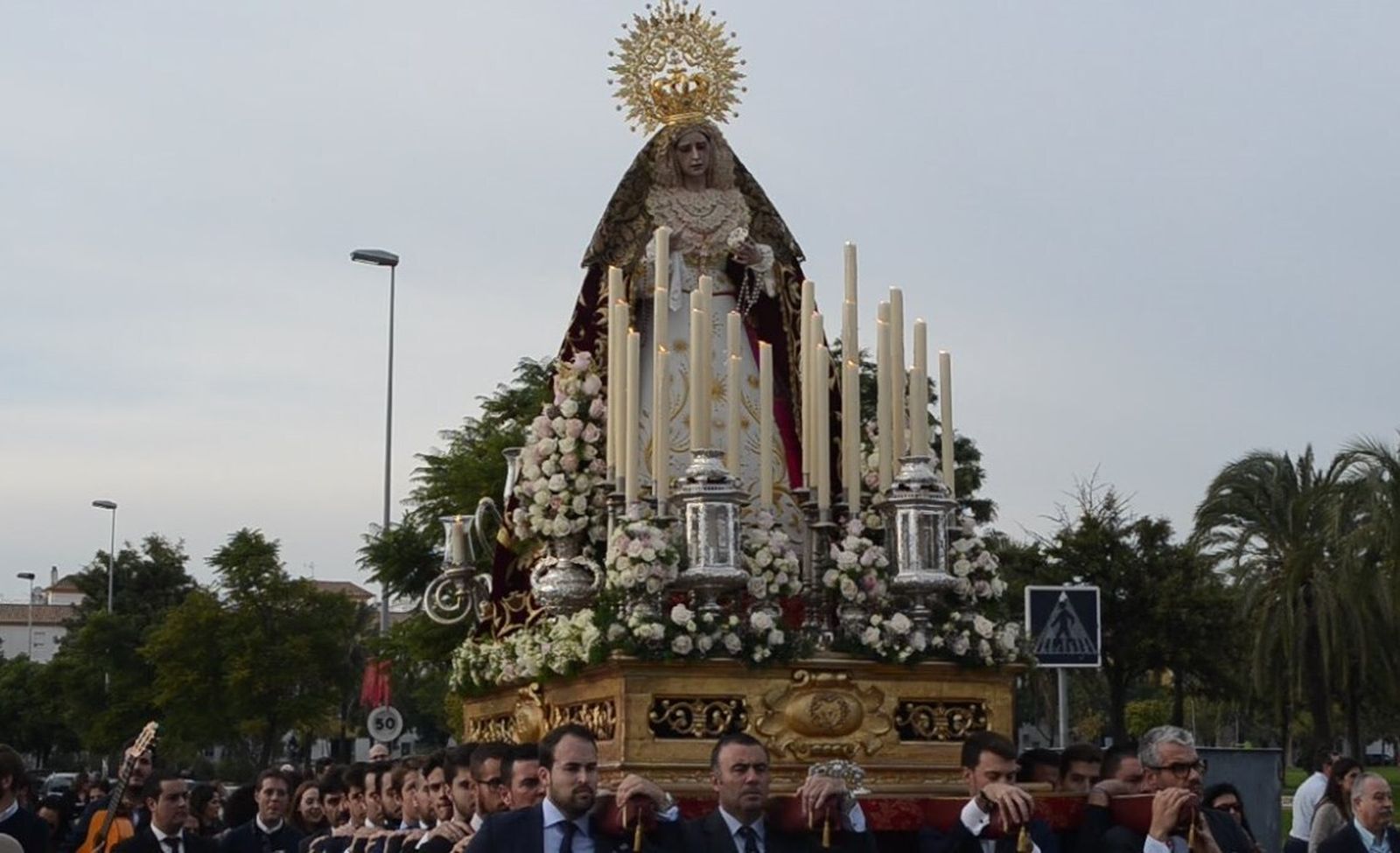 Rosario de la aurora presidido por la Virgen del Amparo.