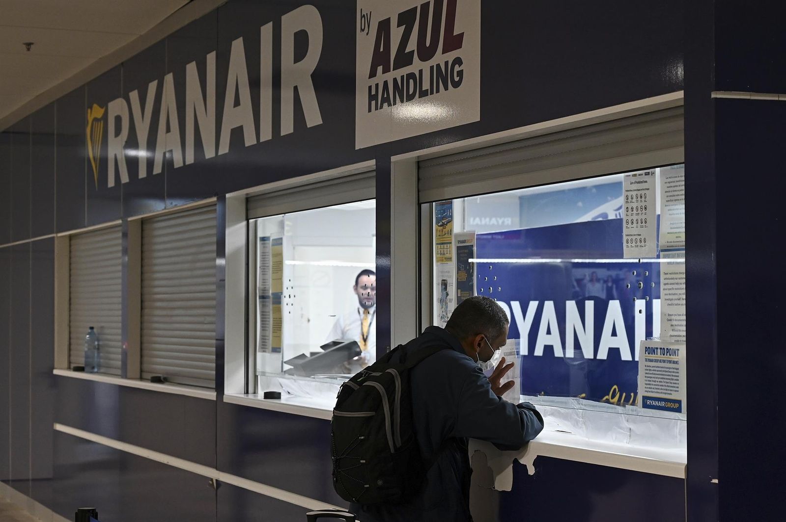 Un hombre se informa en una ventanilla de Ryanair
