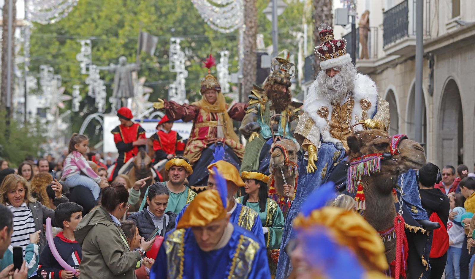 Imágenes de la mágica llegada de los Reyes Magos y la Estrella de la Ilusión a Huelva en barco