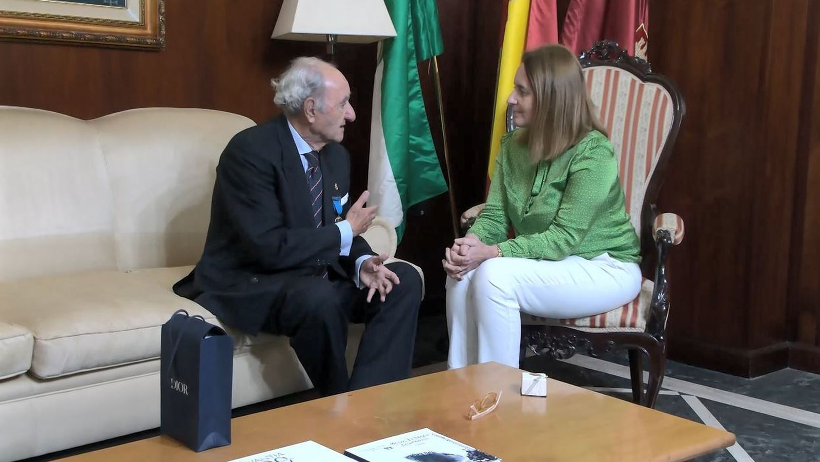 Francisco Pérez Aguilar y Aurora Salvador en la Alcaldía de la Villa